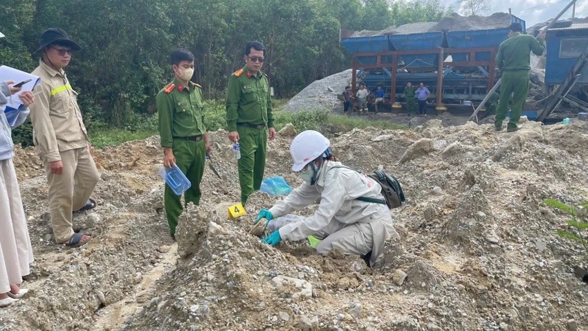 Phát hiện công ty đổ trộm hơn 700 tấn chất thải rắn - Ảnh 1.