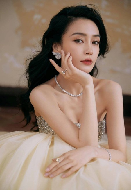 Angelababy xuất hiện với gương mặt lạ lẫm, g&acirc;y tranh c&atilde;i - Ảnh 1.
