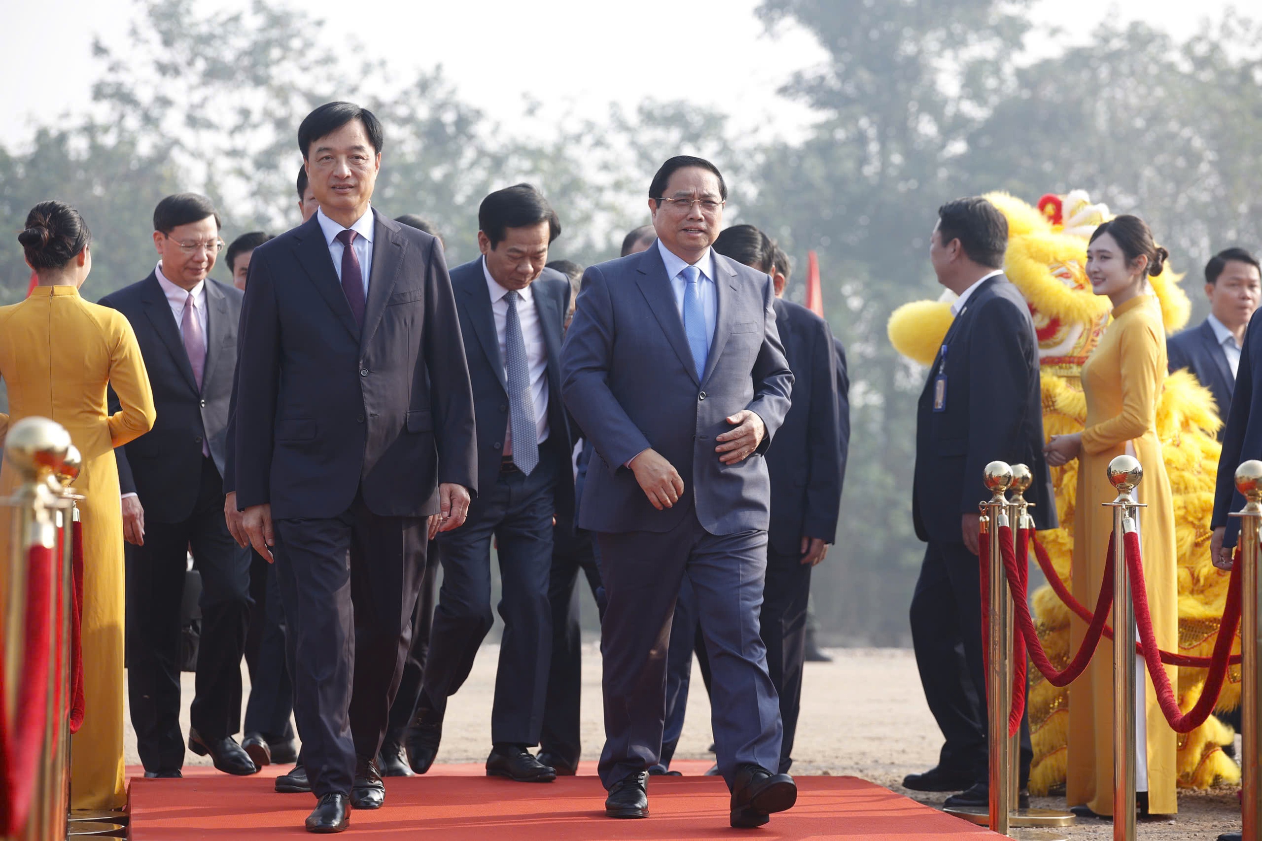 Bộ trưởng Bộ Xây dựng: Tập trung nguồn lực cho hạ tầng để nâng cao năng lực cạnh tranh quốc gia - Ảnh 1.