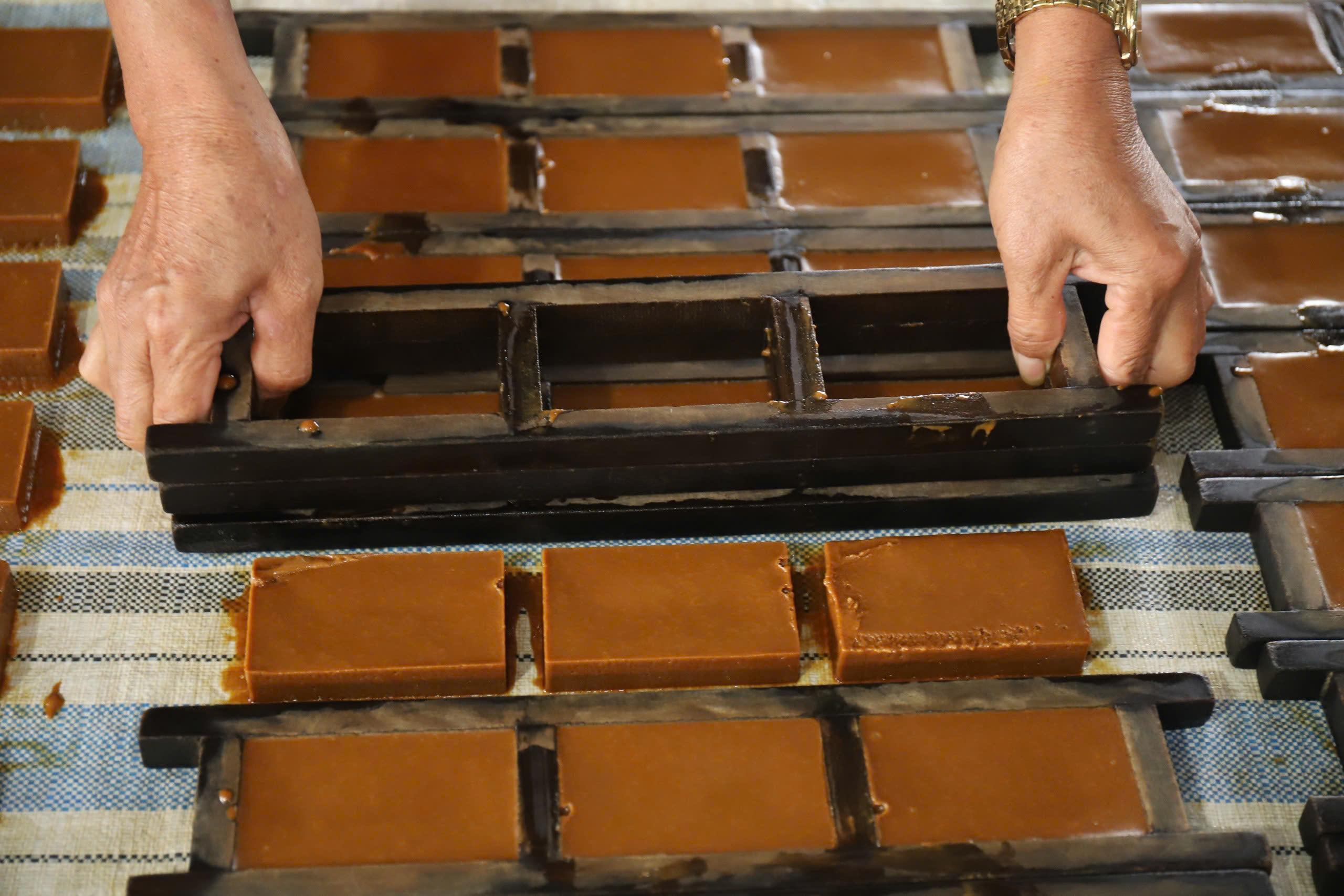 Nông dân miền Tây xứ Nghệ nấu cây “ngọt ngào” ra đặc sản mang giá trị cao- Ảnh 2.