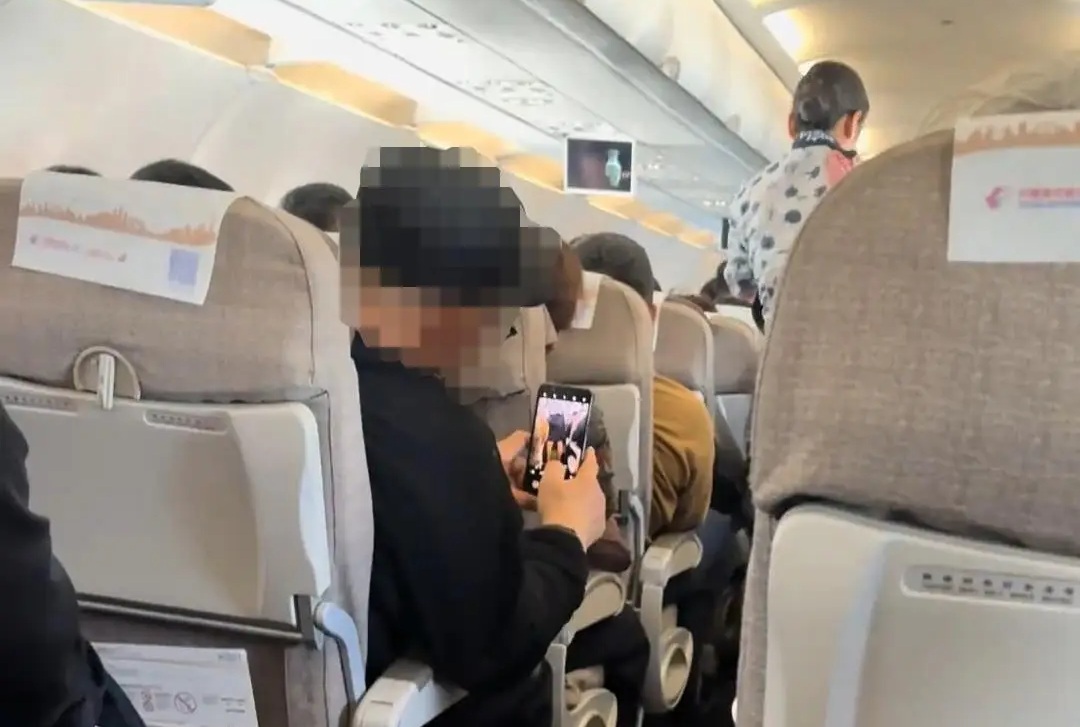 Một người đàn ông bị tình nghi quay lén tiếp viên hàng không - Ảnh 1.