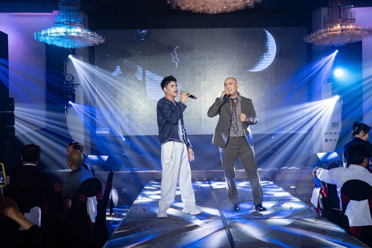 Ca nhạc sĩ A Tuân ăn mừng hit 2 tỷ view hậu đổ vỡ hôn nhân - Ảnh 2.