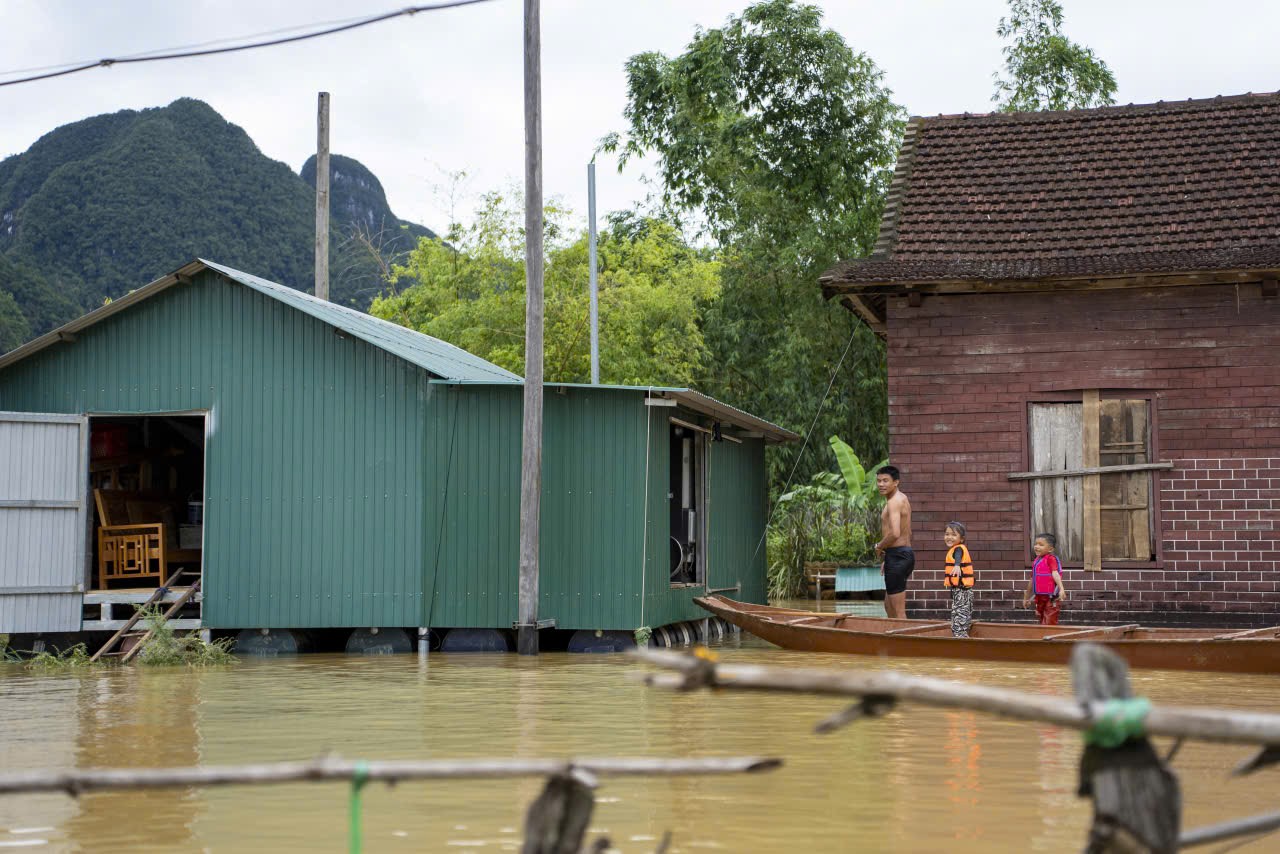 Những ngôi nhà giúp người dân “ung dung” sống chung với lũ- Ảnh 5.