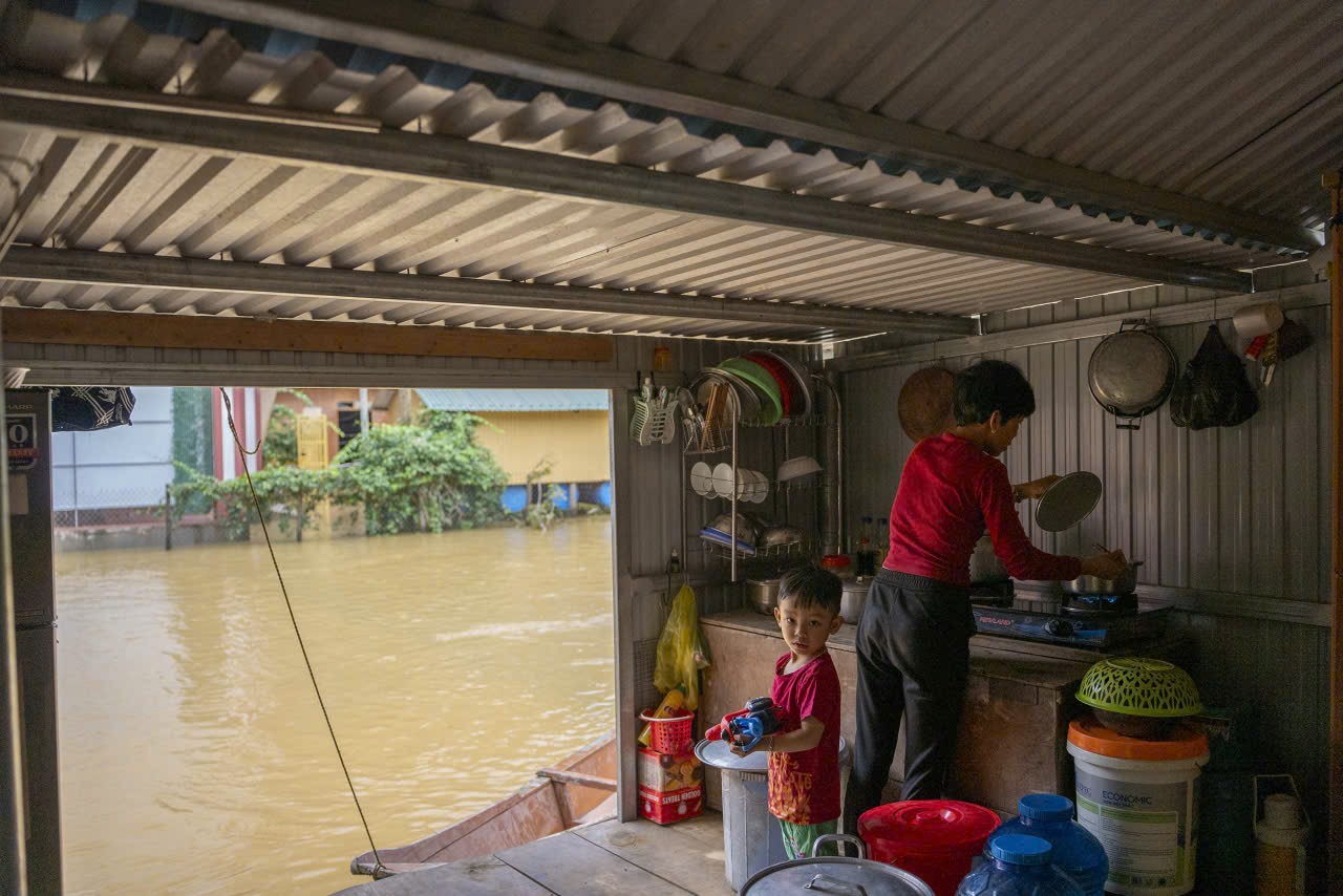 Những ngôi nhà giúp người dân “ung dung” sống chung với lũ- Ảnh 4.