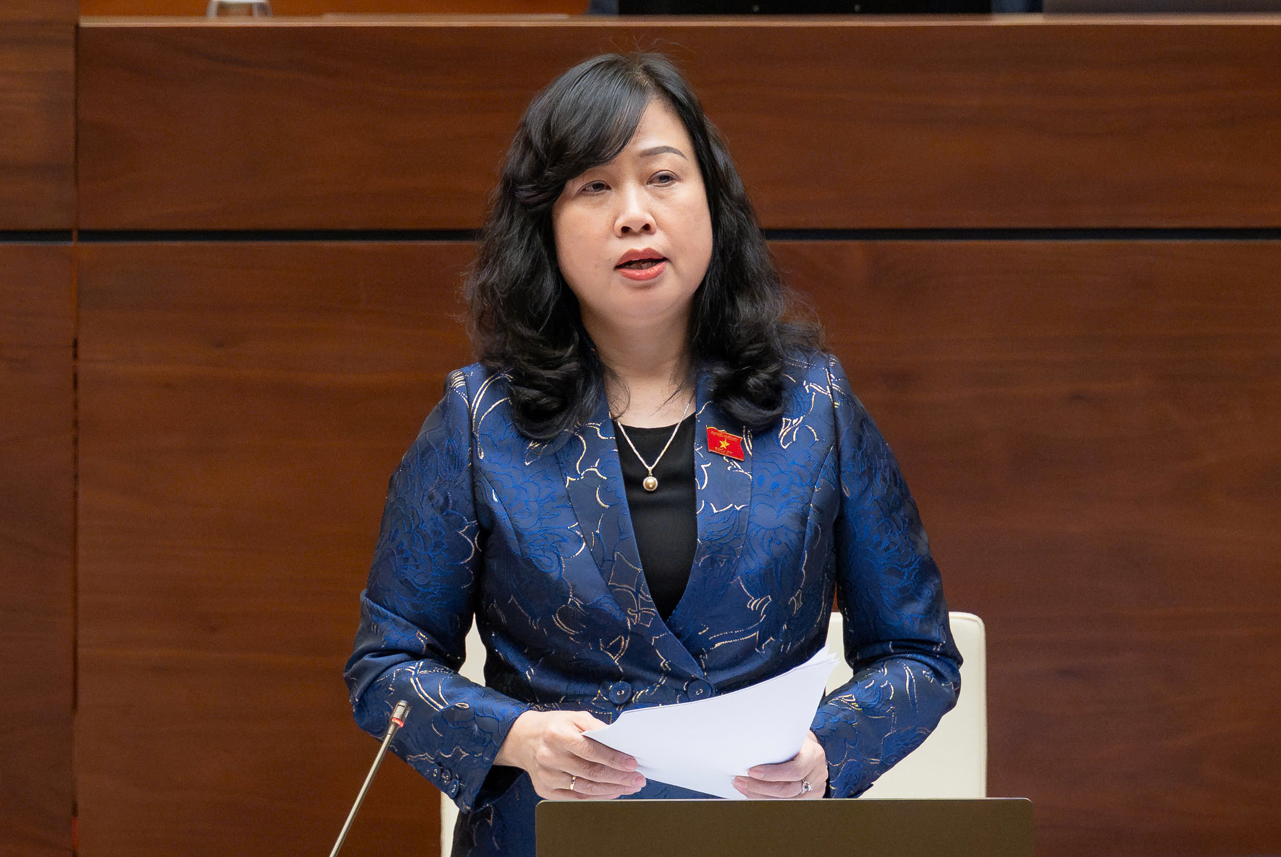 Bộ trưởng Đào Hồng Lan giải trình, làm rõ chế độ tiền lương, phụ cấp cho nhân viên y tế - Ảnh 1.