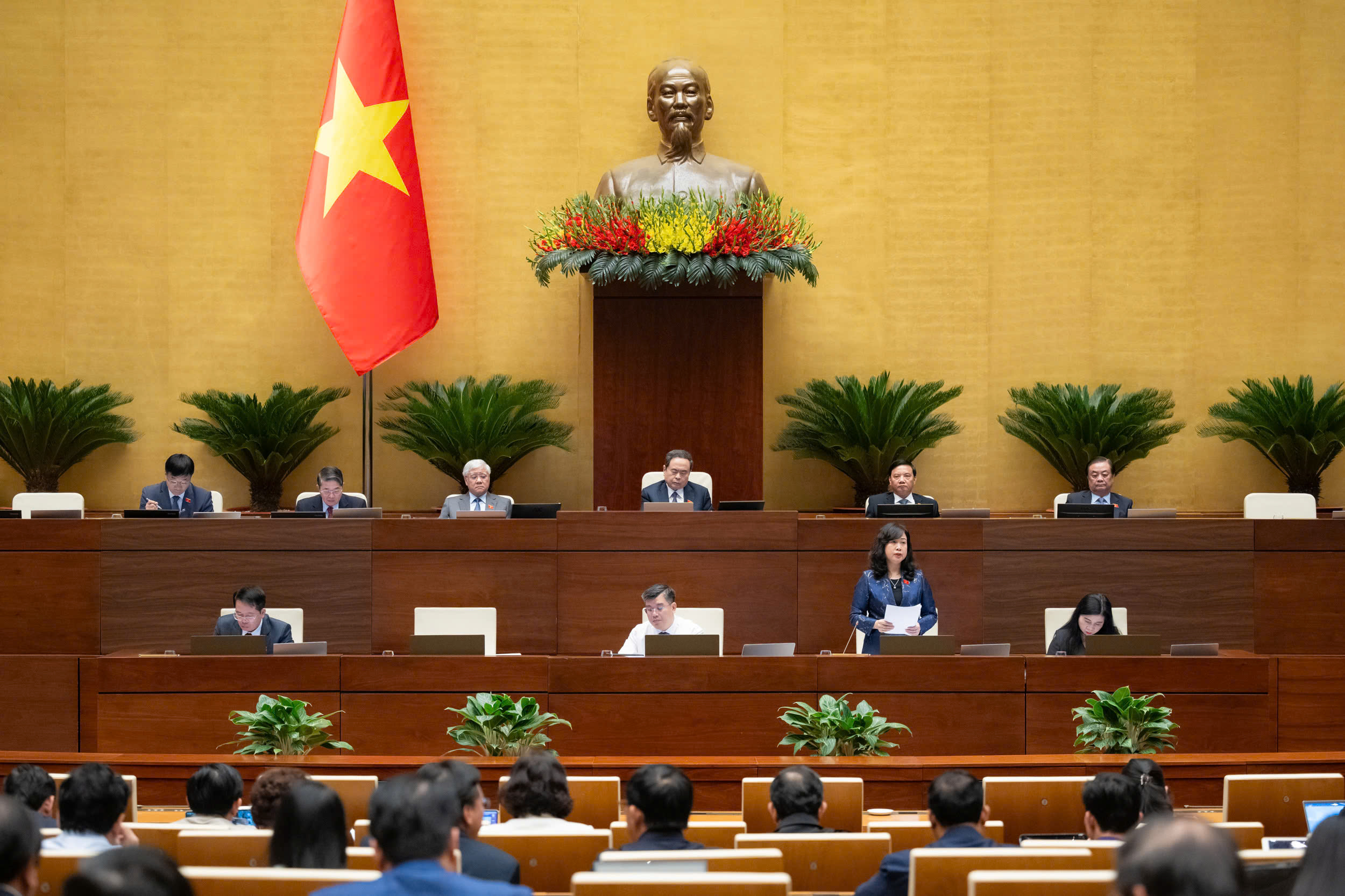 Bộ trưởng Đào Hồng Lan giải trình, làm rõ chế độ tiền lương, phụ cấp cho nhân viên y tế - Ảnh 2.