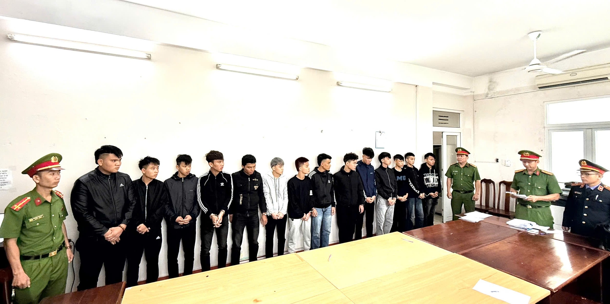 Khởi tố 15 đối tượng dùng hung khí hỗn chiến khiến 3 người bị thương- Ảnh 1.