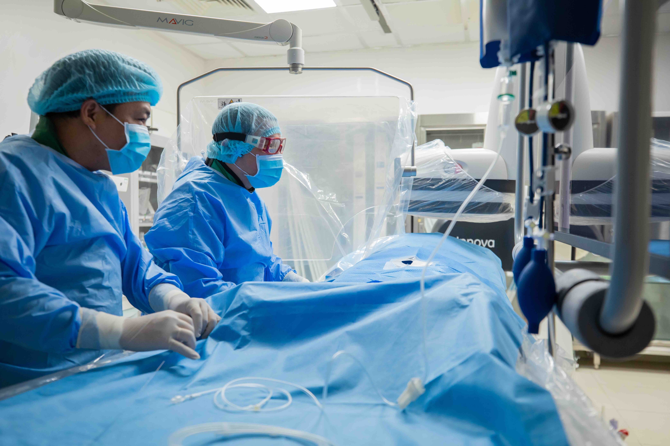 Vinmec Đà Nẵng cứu sống bệnh nhân có túi phình mạch não khổng lồ mà không cần mổ mở hộp sọ - Ảnh 1.