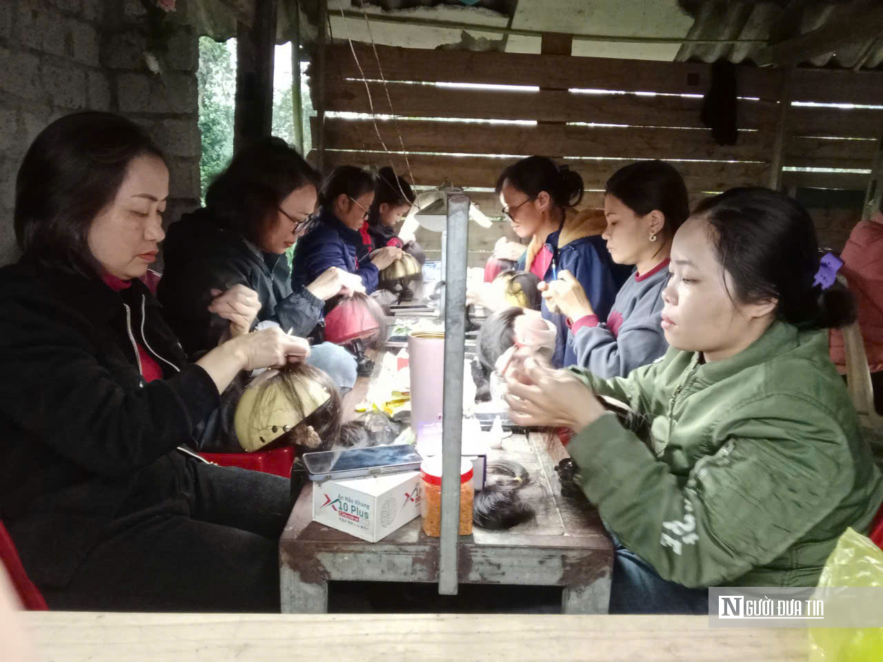 Độc đáo nghề làm tóc giả Hà Tĩnh, mở lối sinh kế ngay tại nhà cho người dân - Ảnh 1.