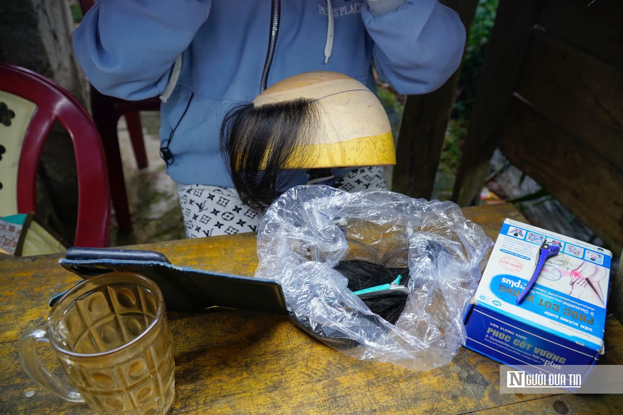 Độc đáo nghề làm tóc giả Hà Tĩnh, mở lối sinh kế ngay tại nhà cho người dân - Ảnh 2.