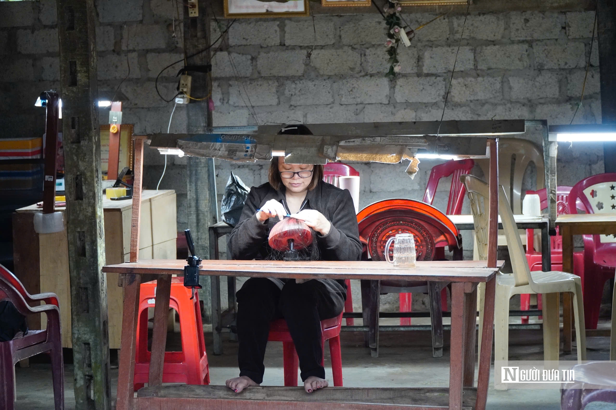 Độc đáo nghề làm tóc giả Hà Tĩnh, mở lối sinh kế ngay tại nhà cho người dân - Ảnh 4.