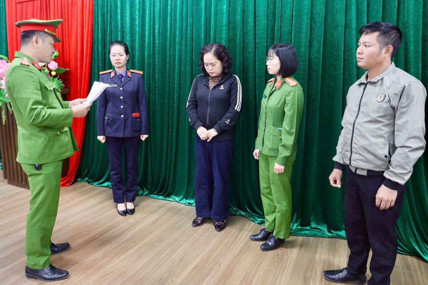 Bắt 2 nữ cán bộ thuế nhận hối lộ 4,3 tỷ đồng của doanh nghiệp- Ảnh 1.