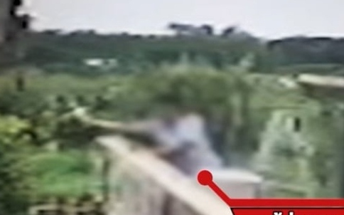 2 người phụ nữ túm tóc, đánh nhau dữ dội trong phòng tập gym- Ảnh 2.