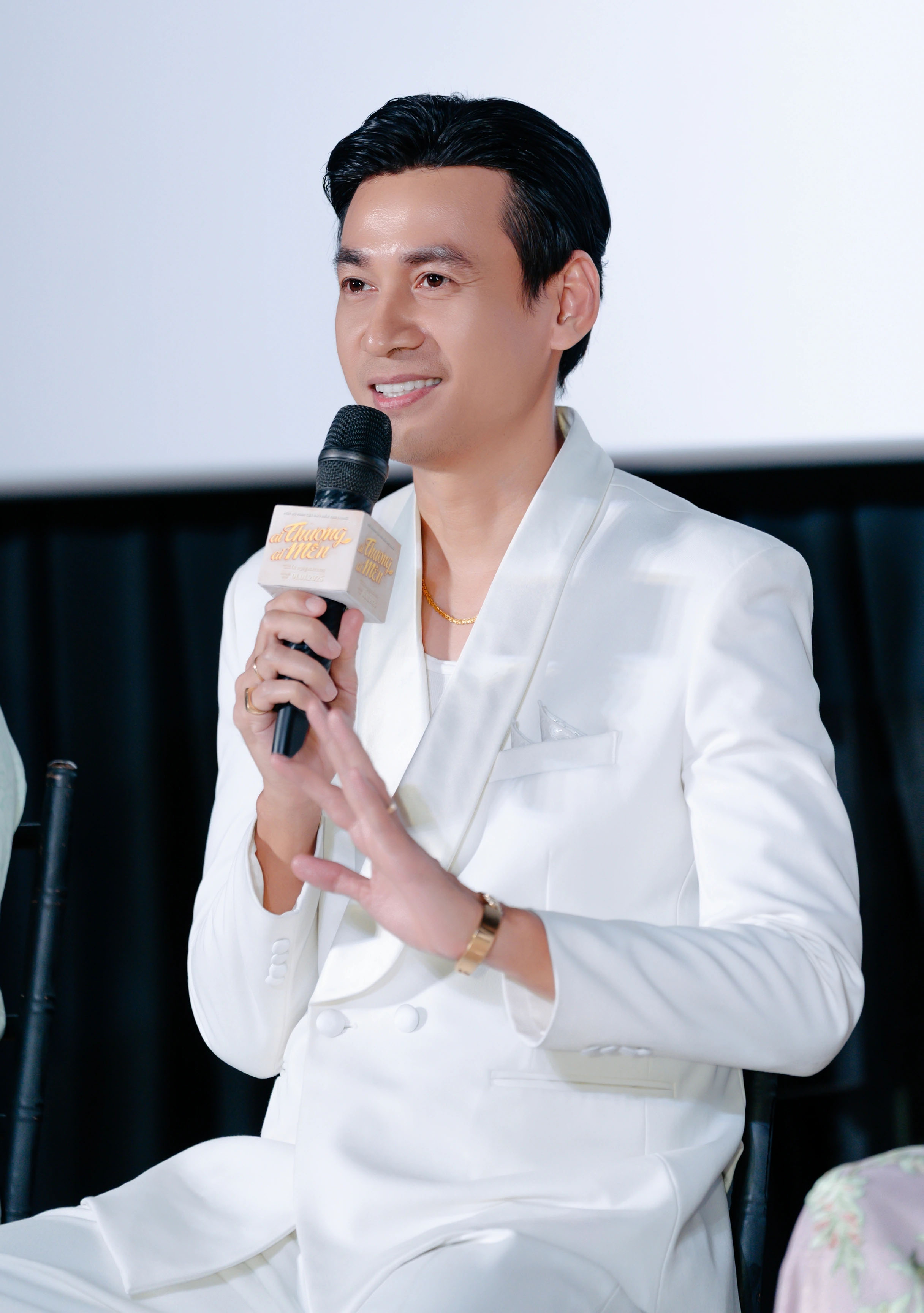 "Trai nhảy" Ngọc Thuận tái xuất điện ảnh, tiết lộ giao kèo với vợ kém tuổi - Ảnh 4.