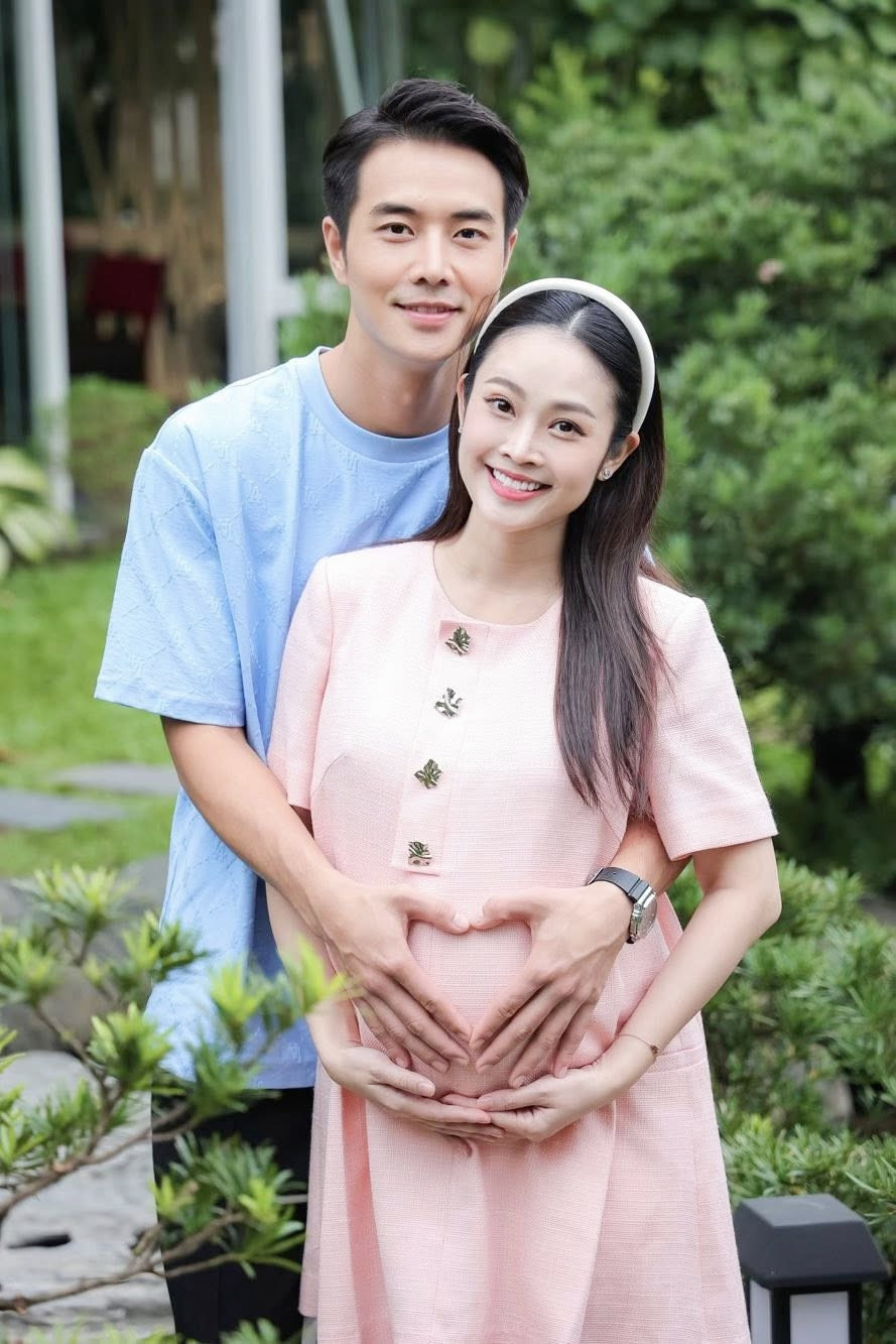 "MC có nụ cười đẹp nhất VTV" lần đầu khoe bụng bầu bên chồng kém 5 tuổi - Ảnh 4.