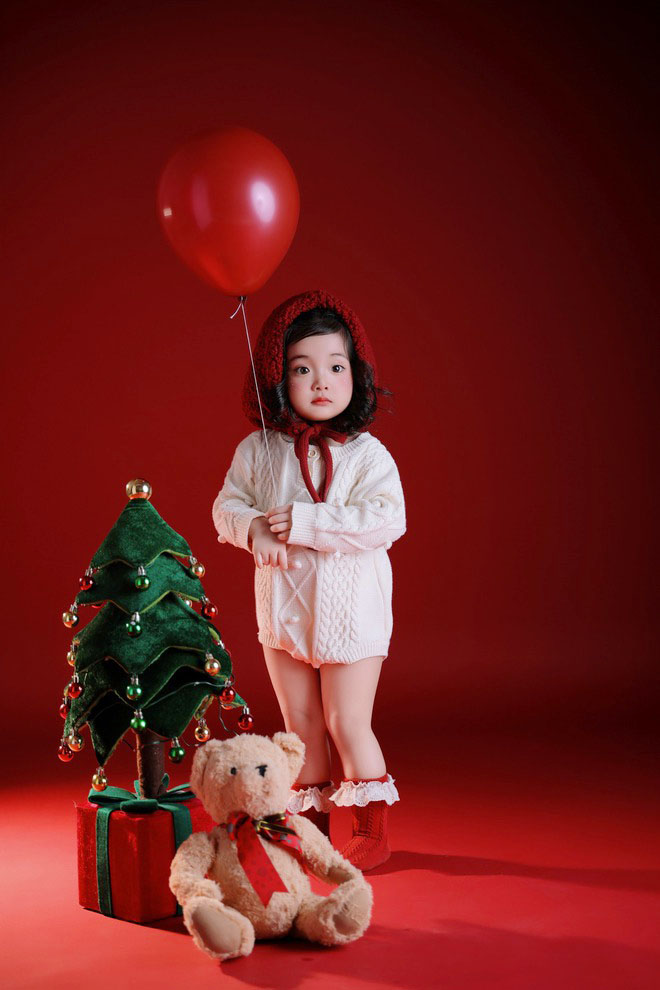 Con gái út nhà Khánh Thi - Phan Hiển, xinh yêu như thiên thần đón Noel! - Ảnh 4.