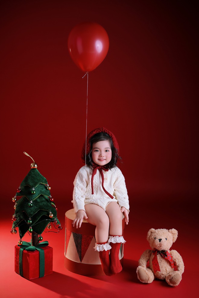 Con gái út nhà Khánh Thi - Phan Hiển, xinh yêu như thiên thần đón Noel! - Ảnh 7.