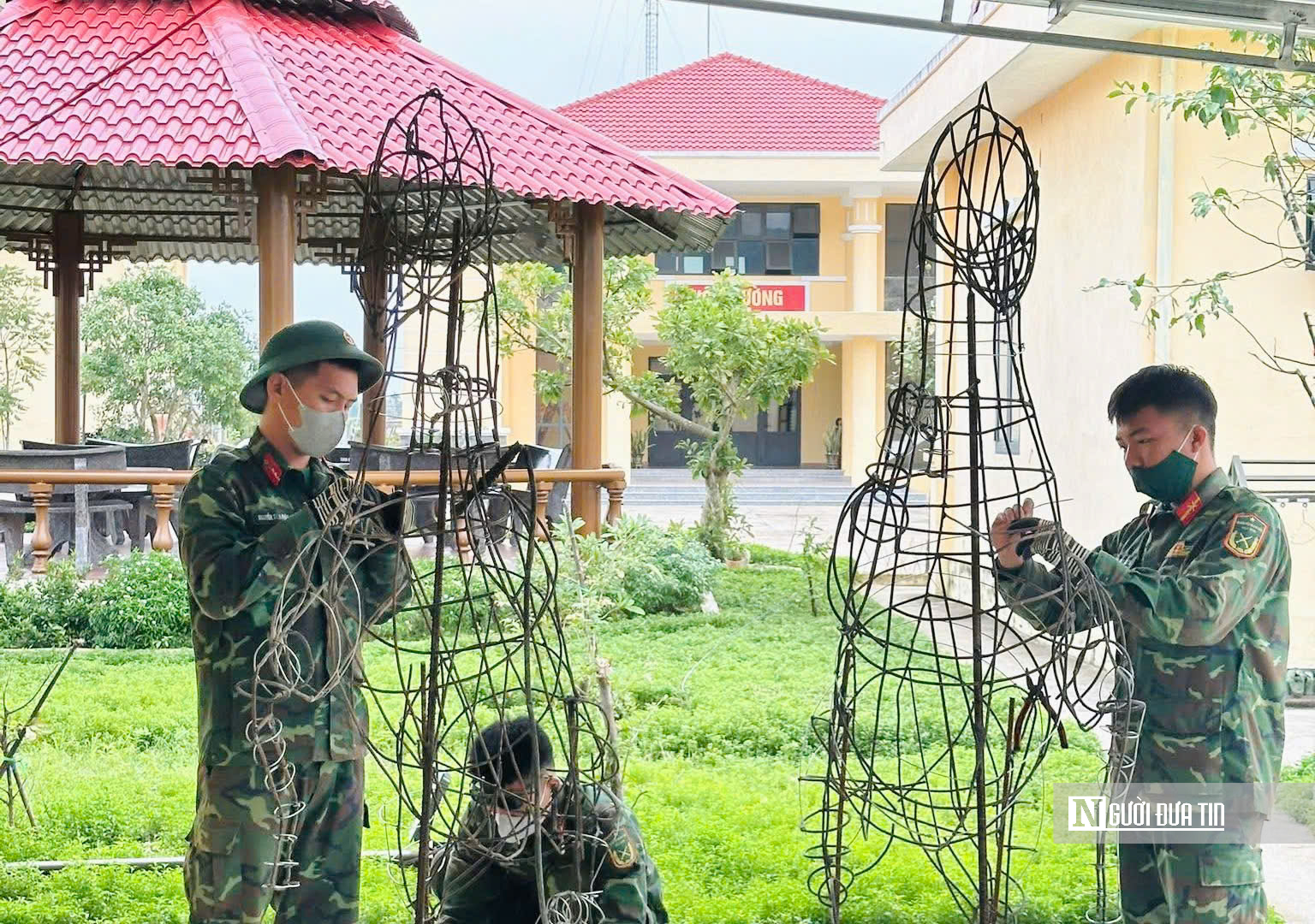 Họ sĩ áo xanh "thổi hồn" vào sắt thép, xi măng thành linh vật ngựa đón Tết- Ảnh 1. Họ sĩ áo xanh "thổi hồn" vào sắt thép, xi măng thành linh vật ngựa đón Tết- Ảnh 1.