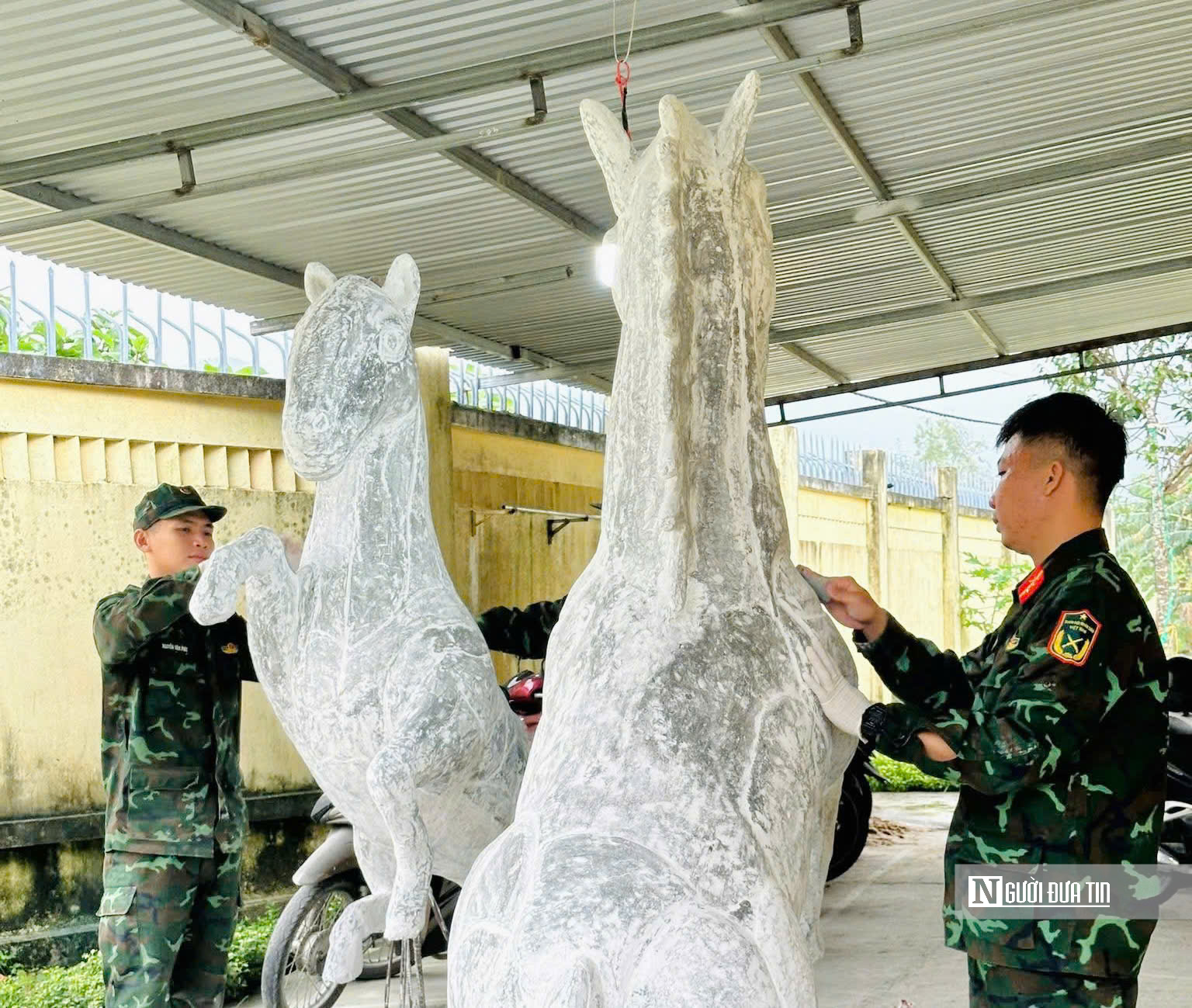 Họ sĩ áo xanh "thổi hồn" vào sắt thép, xi măng thành linh vật ngựa đón Tết- Ảnh 2. Họ sĩ áo xanh "thổi hồn" vào sắt thép, xi măng thành linh vật ngựa đón Tết- Ảnh 2.