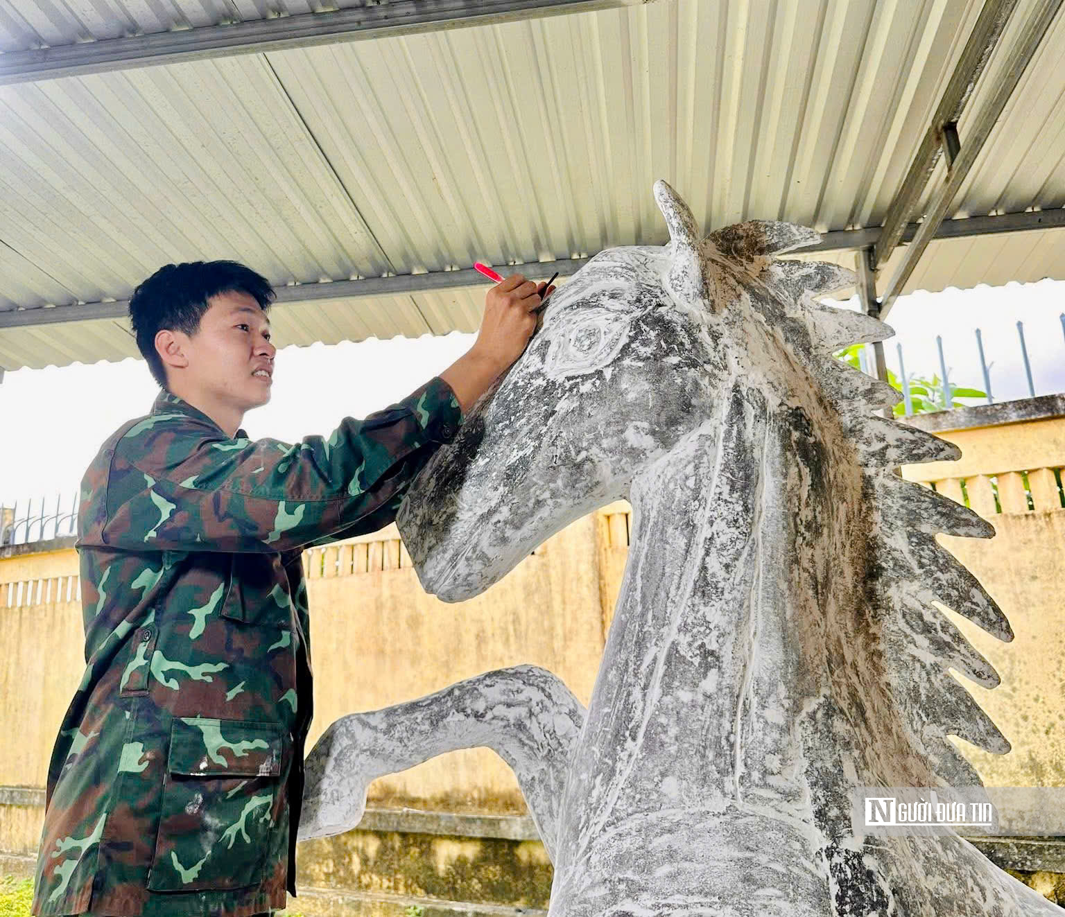 Họ sĩ áo xanh "thổi hồn" vào sắt thép, xi măng thành linh vật ngựa đón Tết- Ảnh 3. Họ sĩ áo xanh "thổi hồn" vào sắt thép, xi măng thành linh vật ngựa đón Tết- Ảnh 3.