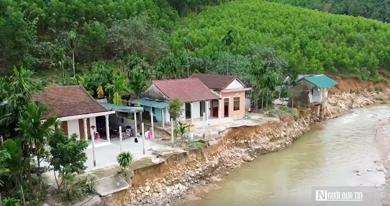 VIDEO: Thần tốc &ldquo;hồi sinh&rdquo; những m&aacute;i nh&agrave; ch&ocirc;ng ch&ecirc;nh b&ecirc;n bờ suối ở Huế - Ảnh 1.