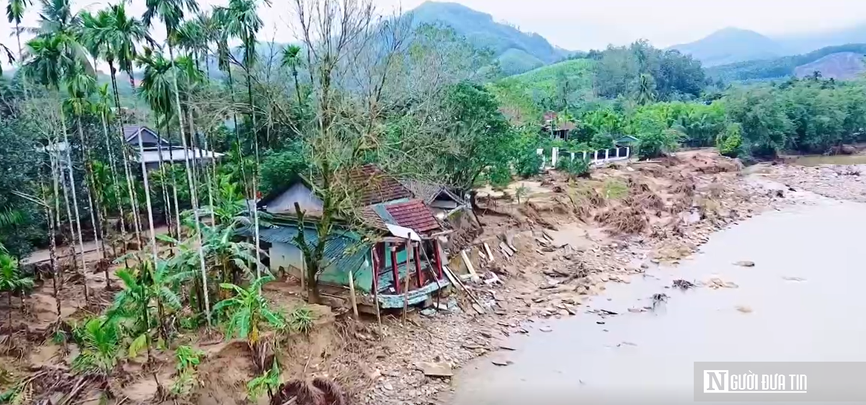 VIDEO: Thần tốc &ldquo;hồi sinh&rdquo; những m&aacute;i nh&agrave; ch&ocirc;ng ch&ecirc;nh b&ecirc;n bờ suối ở Huế - Ảnh 2.