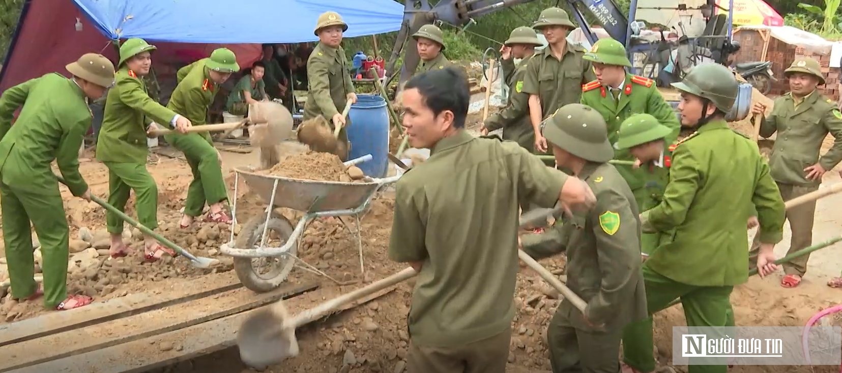 VIDEO: Thần tốc &ldquo;hồi sinh&rdquo; những m&aacute;i nh&agrave; ch&ocirc;ng ch&ecirc;nh b&ecirc;n bờ suối ở Huế - Ảnh 4.