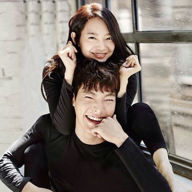 Cặp "trai t&agrave;i g&aacute;i sắc" Shin Min-ah v&agrave; Kim Woo-bin l&ecirc;n xe hoa - Ảnh 2.