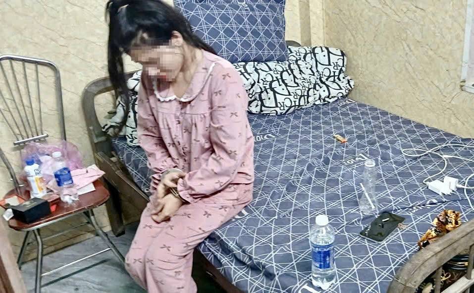 Kiểm tra căn nhà trong đêm, phát hiện bí mật của 2 người đàn ông cùng 1 cô gái - Ảnh 1.