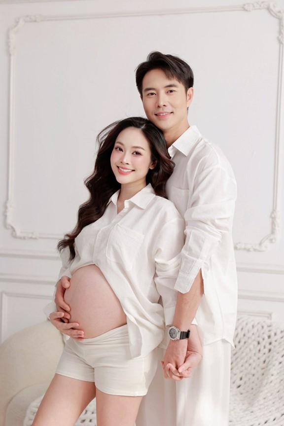 "MC có nụ cười đẹp nhất VTV" lần đầu khoe bụng bầu bên chồng kém 5 tuổi - Ảnh 3.