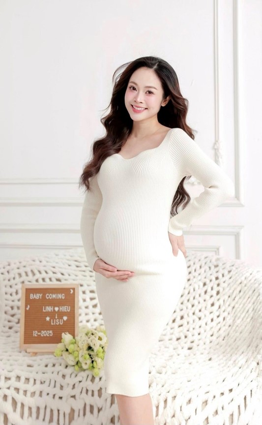 "MC c&oacute; nụ cười đẹp nhất VTV" lần đầu khoe bụng bầu b&ecirc;n chồng k&eacute;m 5 tuổi - Ảnh 1.