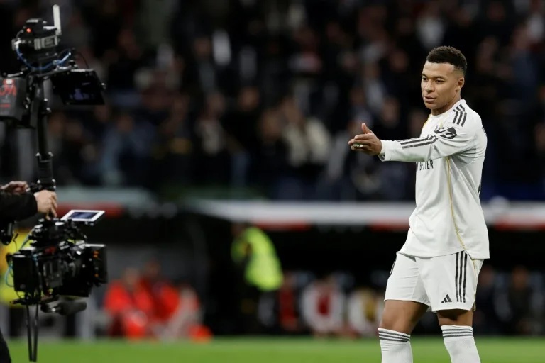 Arsenal giữ vững ngôi đầu, Mbappe san bằng kỷ lục của Ronaldo- Ảnh 3.