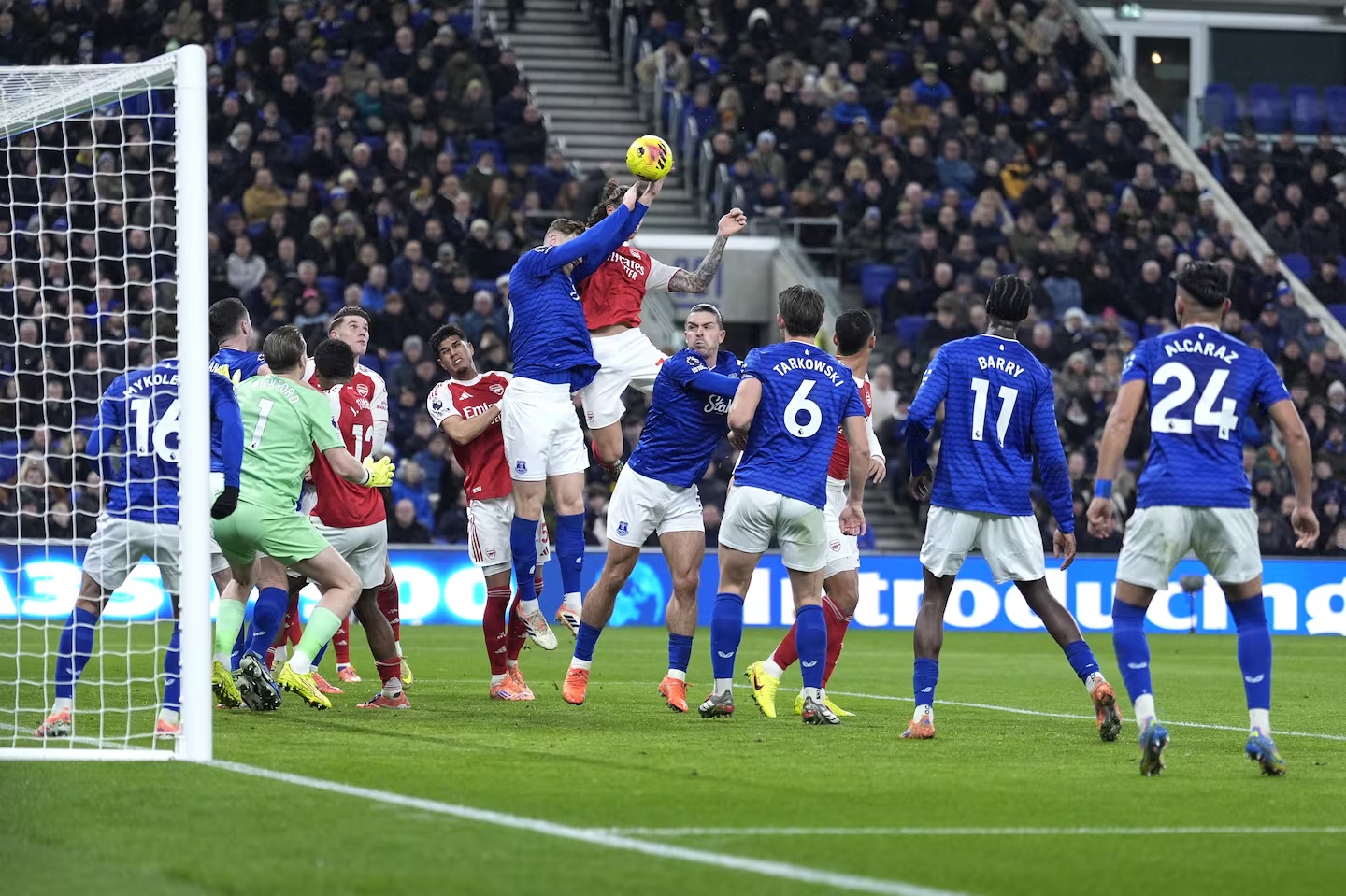 Arsenal giữ vững ngôi đầu, Mbappe san bằng kỷ lục của Ronaldo- Ảnh 1.