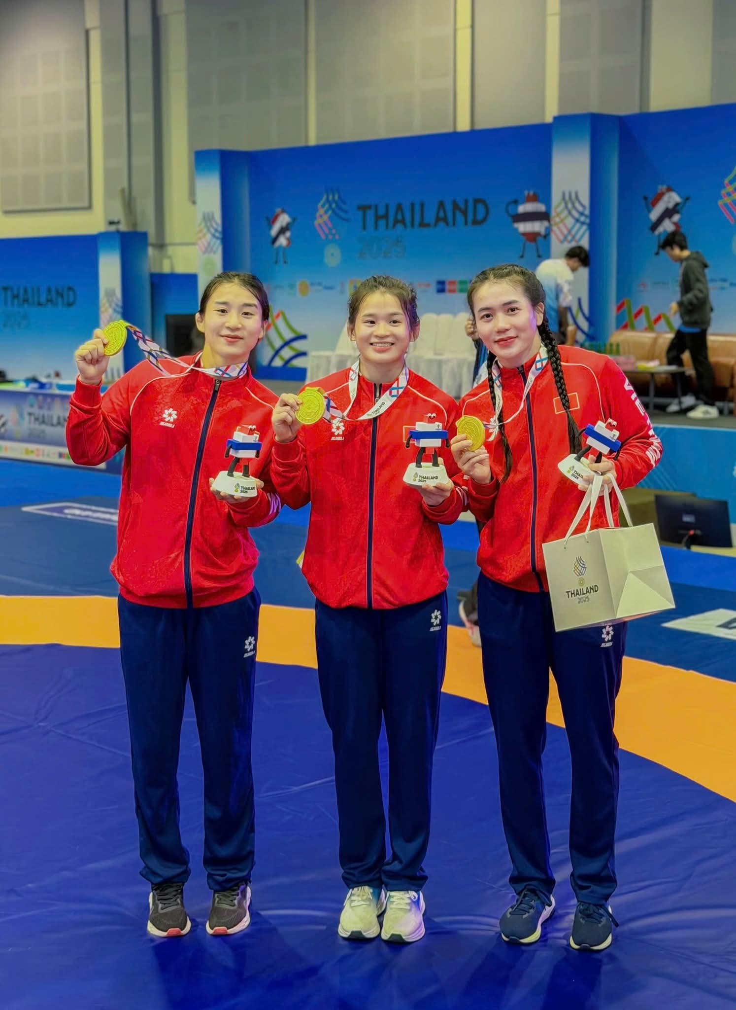 3 chị em ruột cùng giành huy chương vàng tại SEA Games 33: Câu chuyện truyền cảm hứng mạnh mẽ- Ảnh 1. 3 chị em ruột cùng giành huy chương vàng tại SEA Games 33: Câu chuyện truyền cảm hứng mạnh mẽ- Ảnh 1.