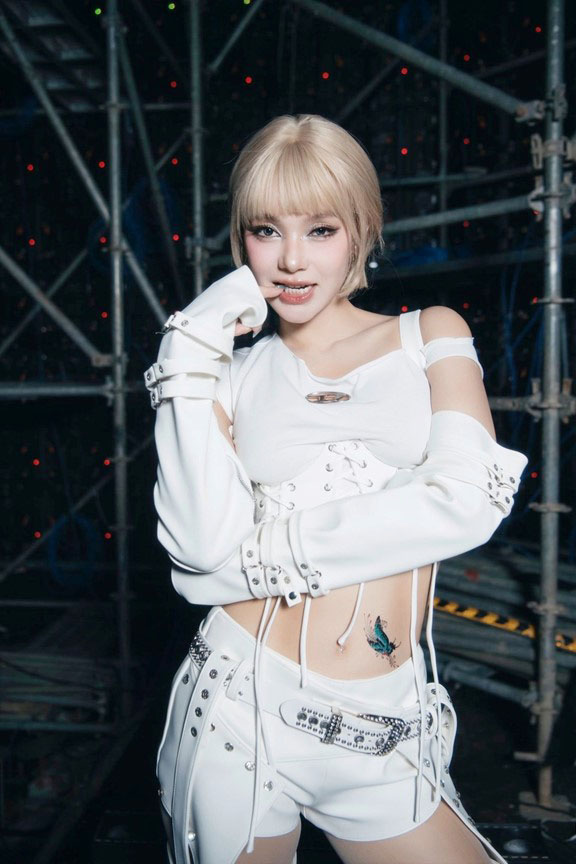 Ca sĩ Minh Hằng với màn "lột xác" cuốn hút, cá tính - Ảnh 2.