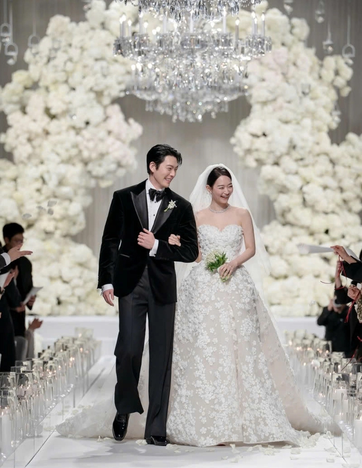 "Cặp đôi vàng của showbiz Hàn" tung hình ảnh rạng rỡ trong lễ cưới - Ảnh 1.