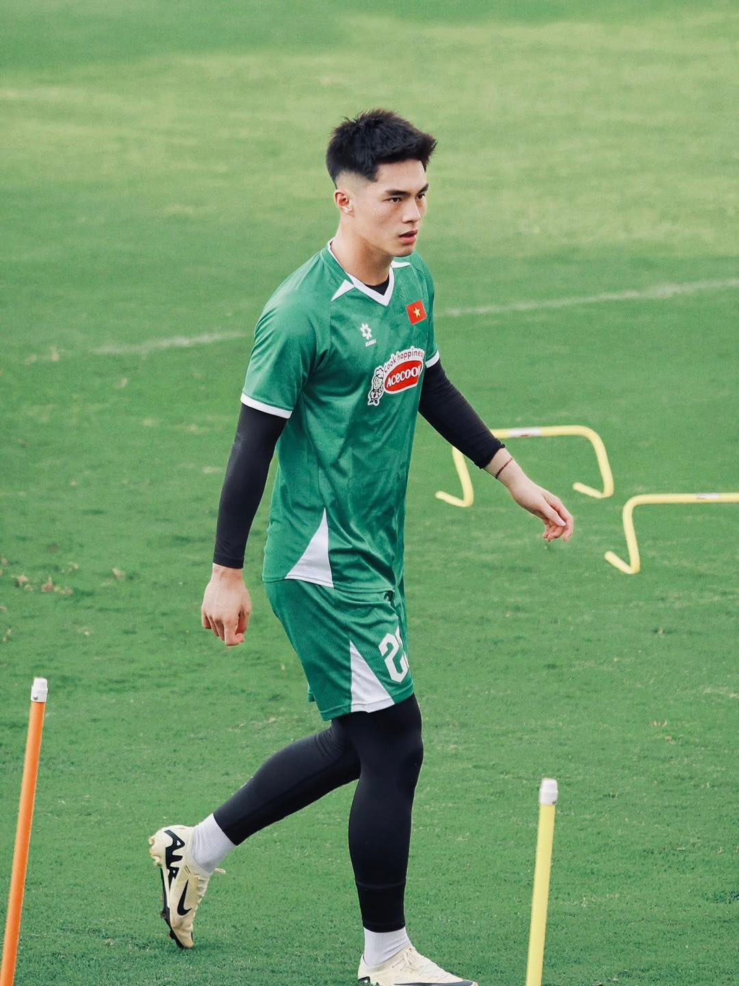 Thủ môn Trần Trung Kiên của U22 Việt Nam bất ngờ trở thành "nam thần" trong mắt người Thái - Ảnh 3.