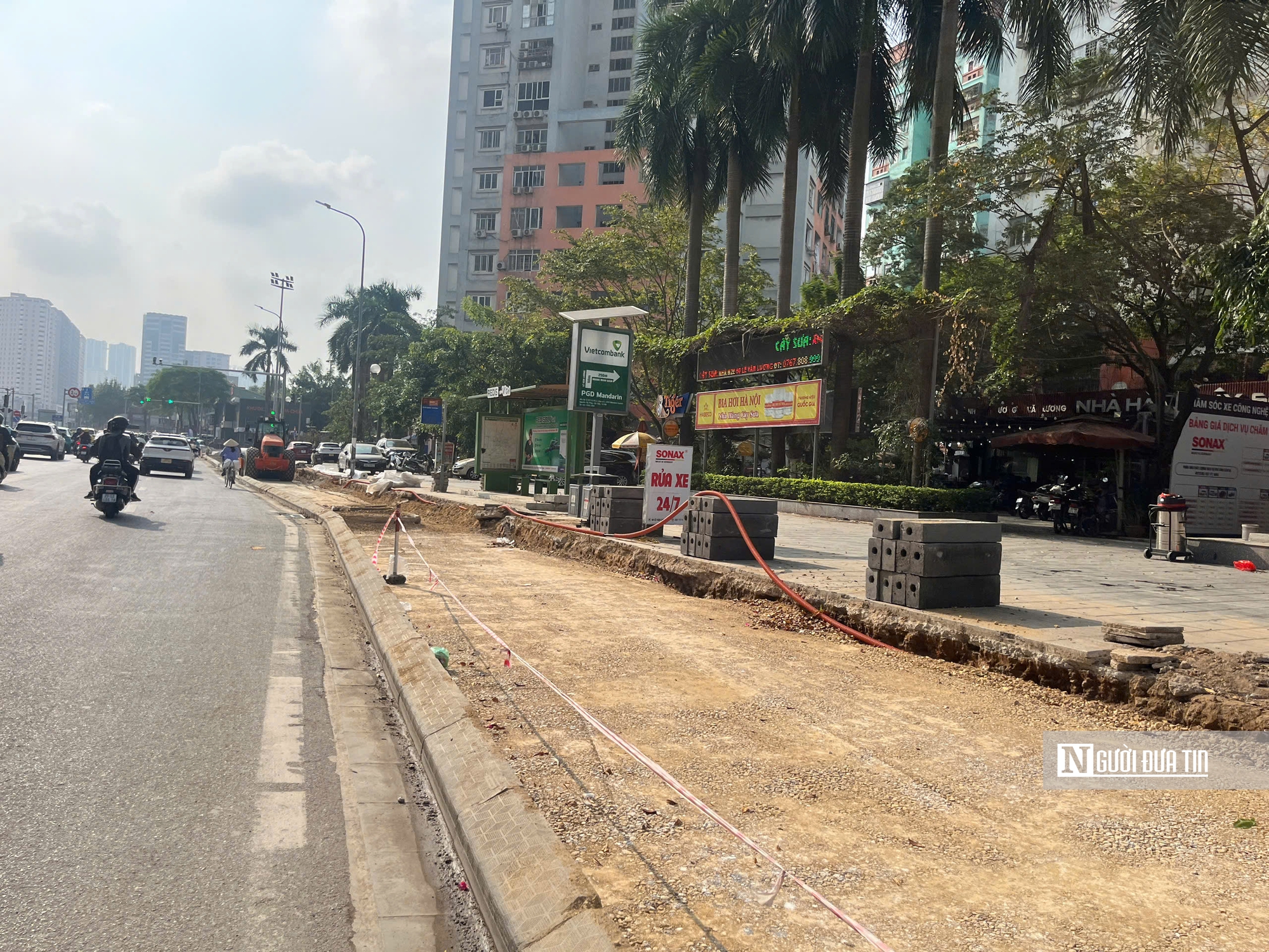 H&agrave; Nội x&eacute;n h&egrave;, chặt c&acirc;y giải &ldquo;điểm đen&rdquo; &ugrave;n tắc giao th&ocirc;ng- Ảnh 1.