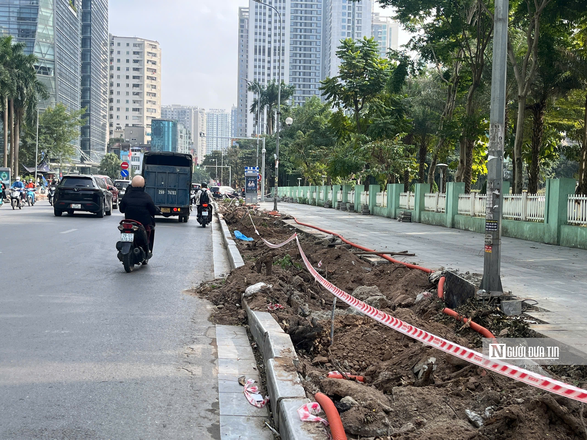 H&agrave; Nội x&eacute;n h&egrave;, chặt c&acirc;y giải &ldquo;điểm đen&rdquo; &ugrave;n tắc giao th&ocirc;ng- Ảnh 2.