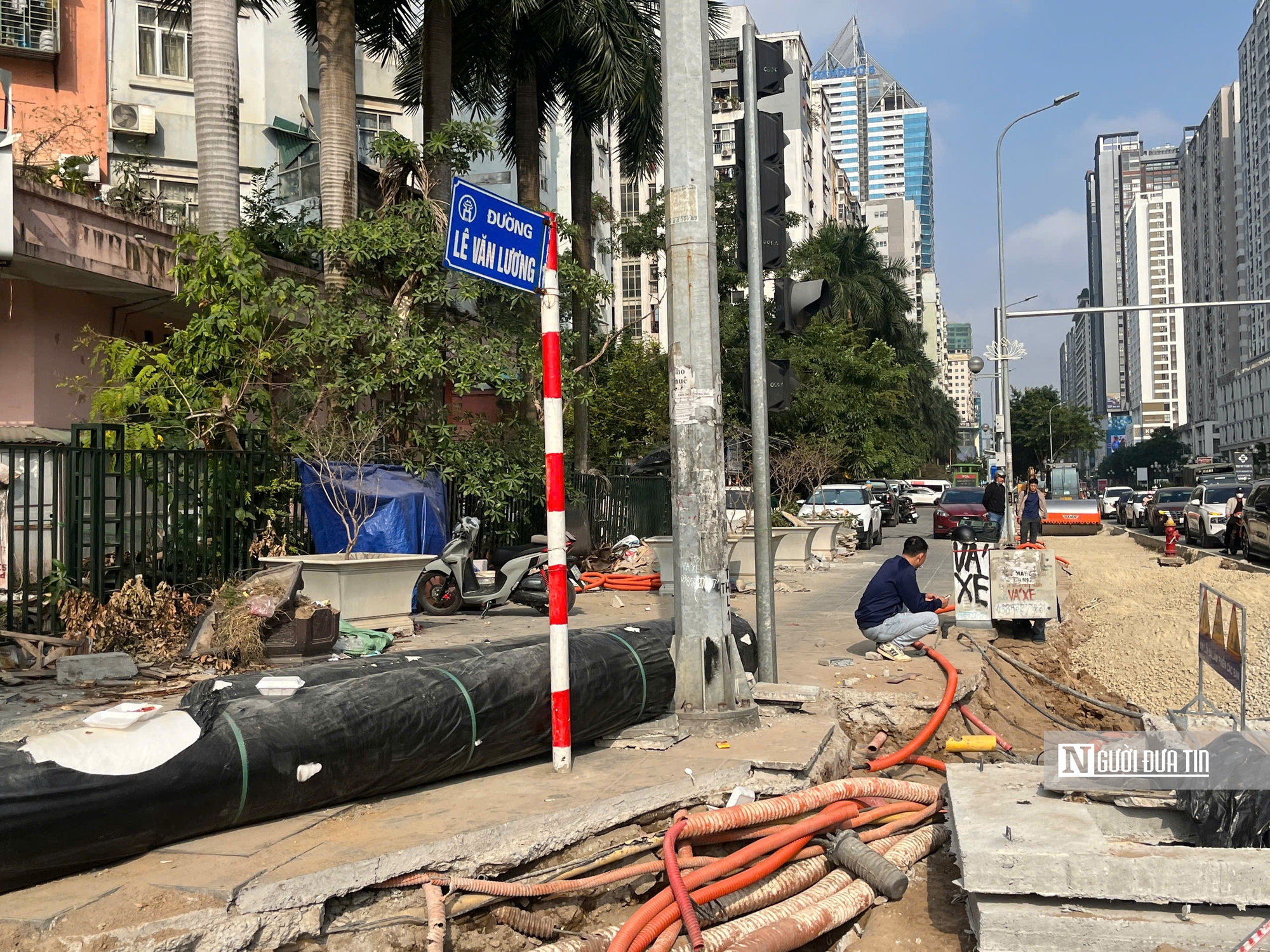 H&agrave; Nội x&eacute;n h&egrave;, chặt c&acirc;y giải &ldquo;điểm đen&rdquo; &ugrave;n tắc giao th&ocirc;ng- Ảnh 4.