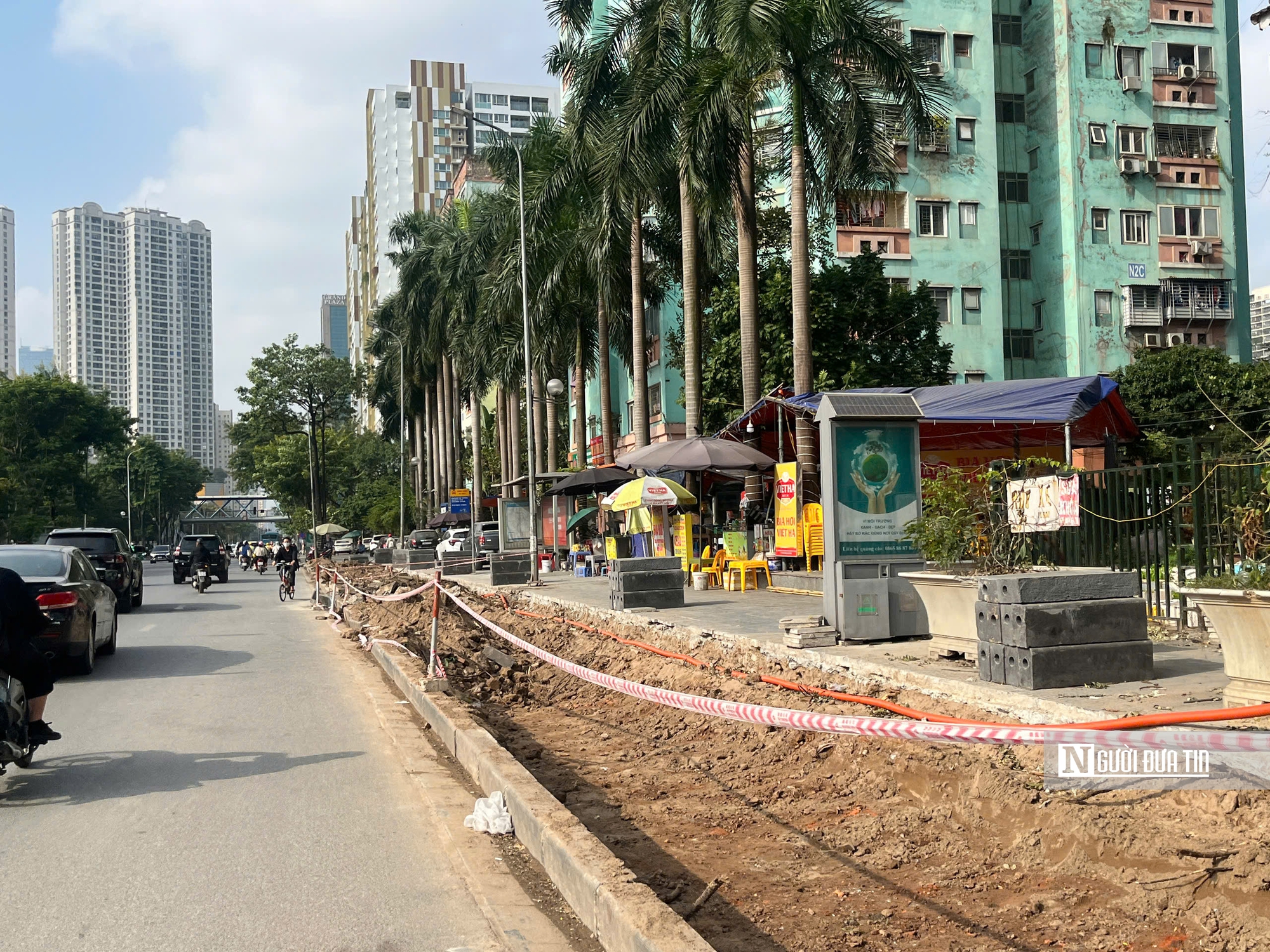 H&agrave; Nội x&eacute;n h&egrave;, chặt c&acirc;y giải &ldquo;điểm đen&rdquo; &ugrave;n tắc giao th&ocirc;ng- Ảnh 5.