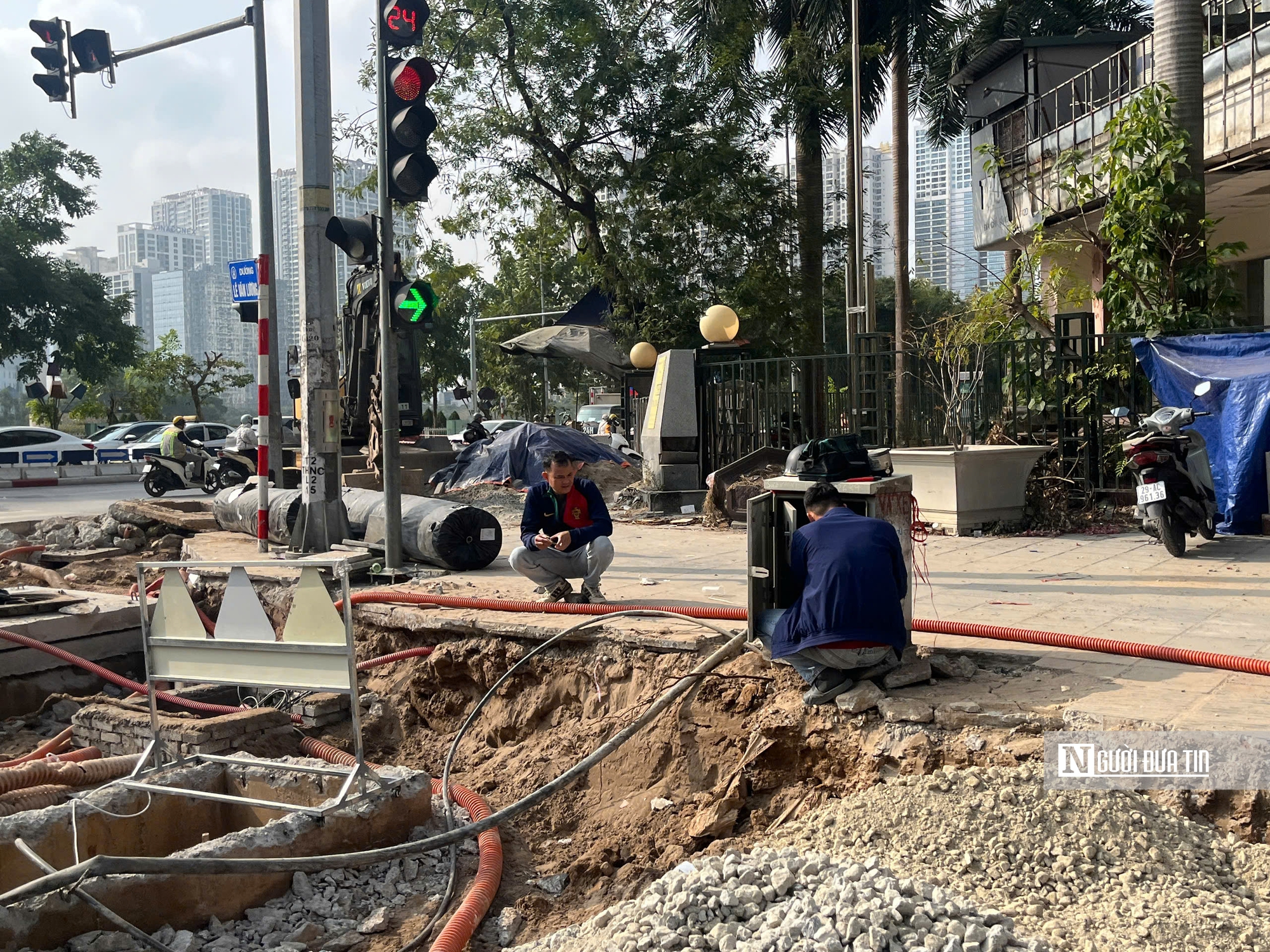 H&agrave; Nội x&eacute;n h&egrave;, chặt c&acirc;y giải &ldquo;điểm đen&rdquo; &ugrave;n tắc giao th&ocirc;ng- Ảnh 7.