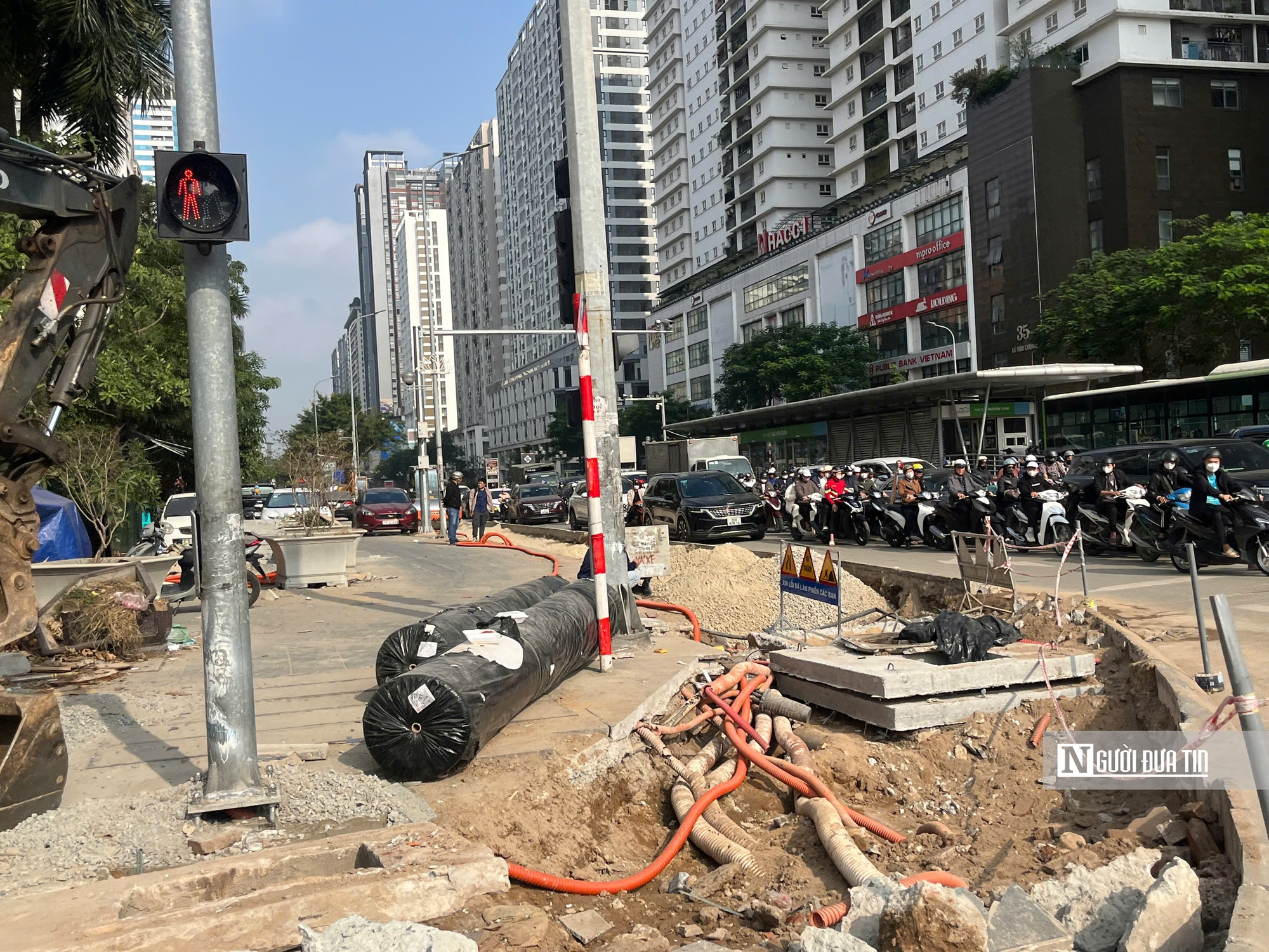 H&agrave; Nội x&eacute;n h&egrave;, chặt c&acirc;y giải &ldquo;điểm đen&rdquo; &ugrave;n tắc giao th&ocirc;ng- Ảnh 8.