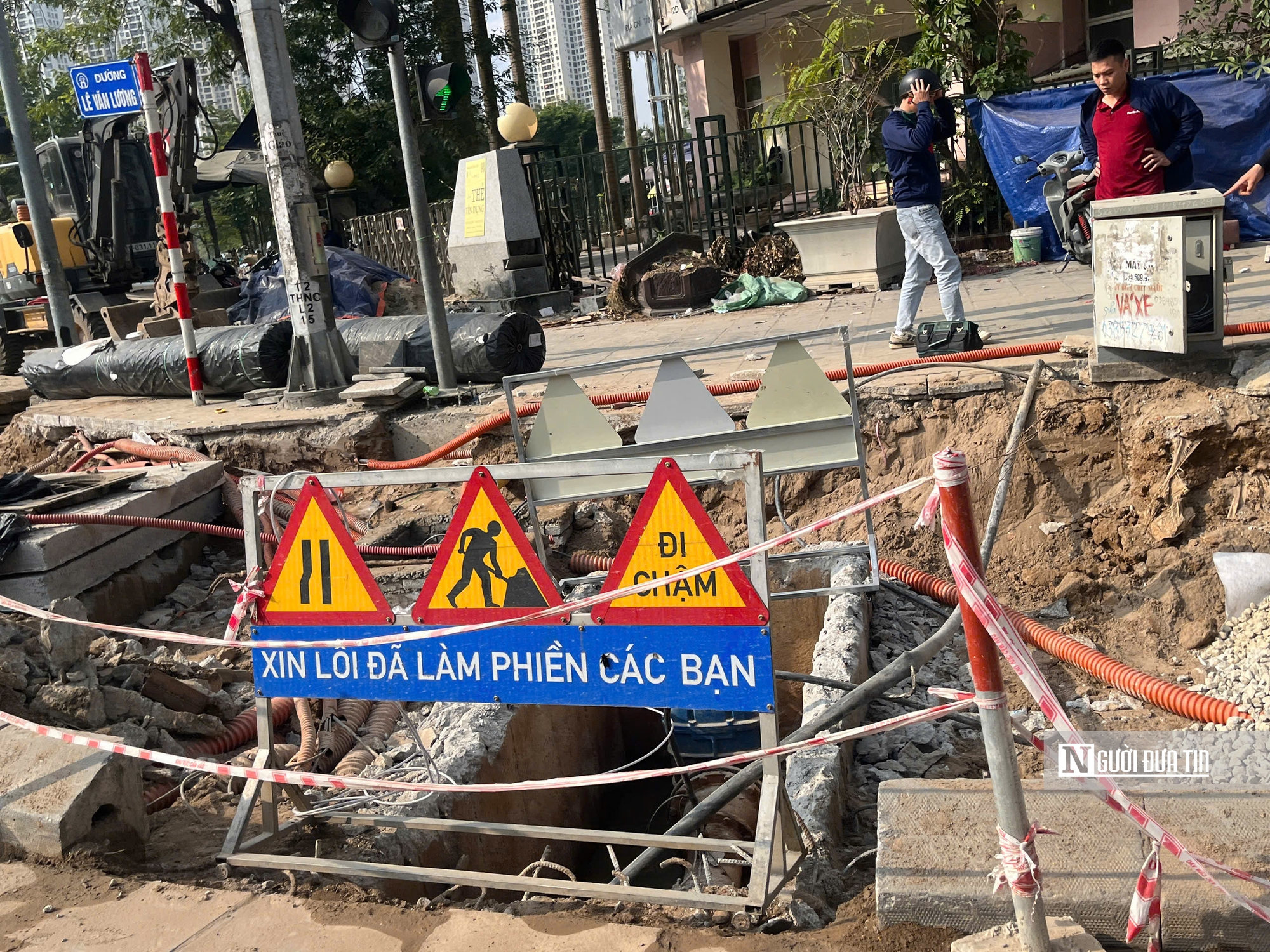 H&agrave; Nội x&eacute;n h&egrave;, chặt c&acirc;y giải &ldquo;điểm đen&rdquo; &ugrave;n tắc giao th&ocirc;ng- Ảnh 9.