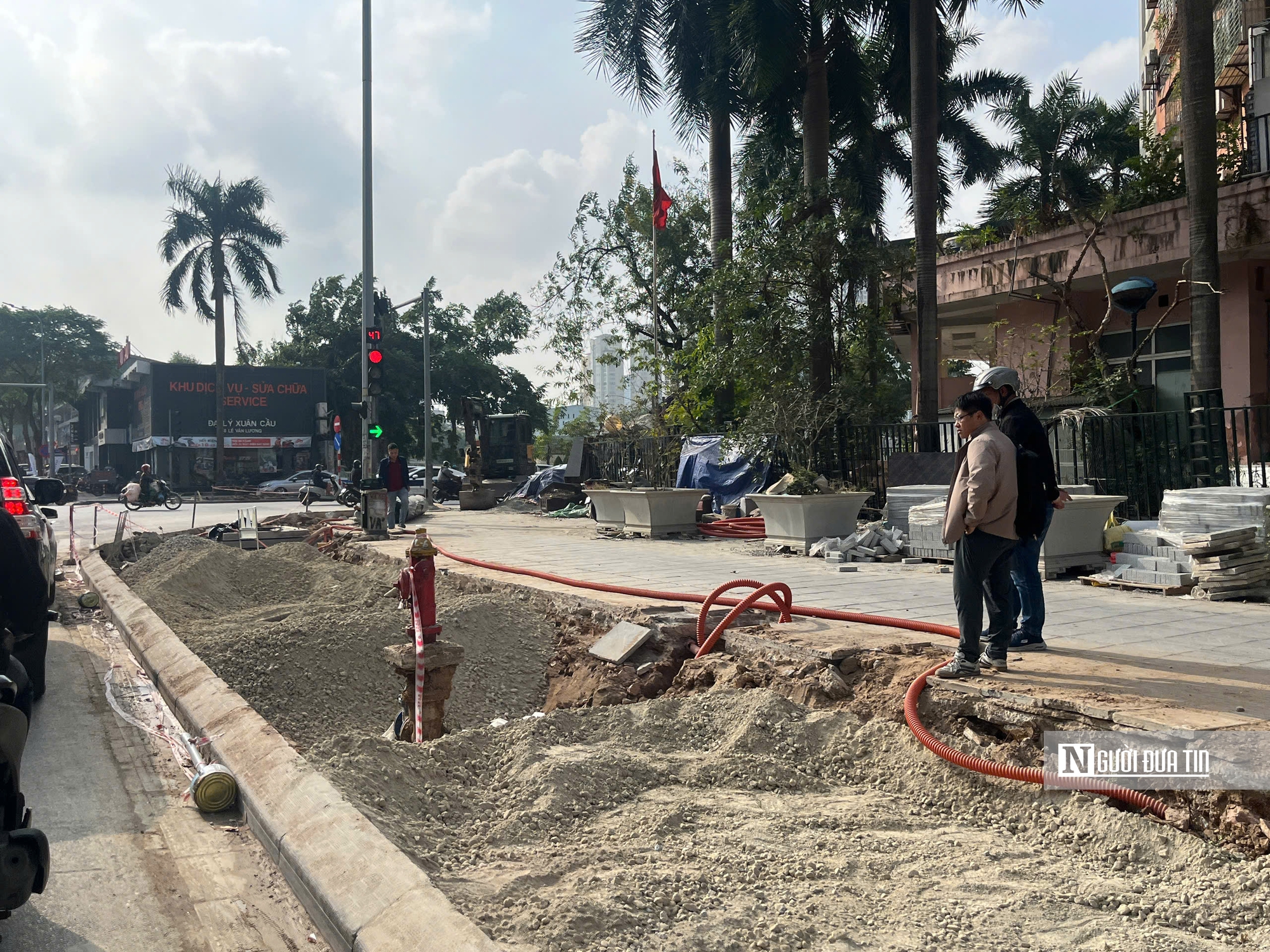 H&agrave; Nội x&eacute;n h&egrave;, chặt c&acirc;y giải &ldquo;điểm đen&rdquo; &ugrave;n tắc giao th&ocirc;ng- Ảnh 10.