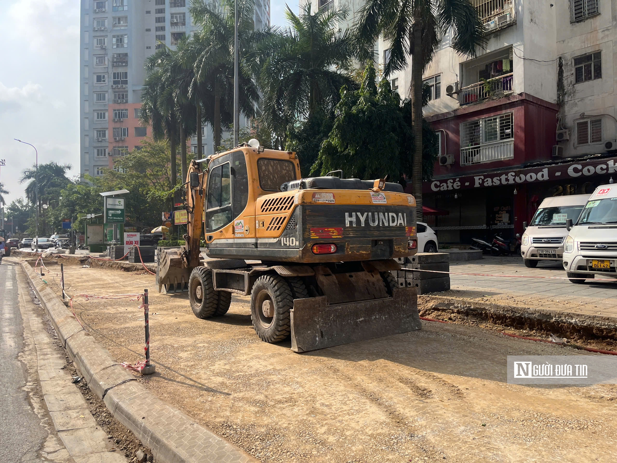 H&agrave; Nội x&eacute;n h&egrave;, chặt c&acirc;y giải &ldquo;điểm đen&rdquo; &ugrave;n tắc giao th&ocirc;ng- Ảnh 11.