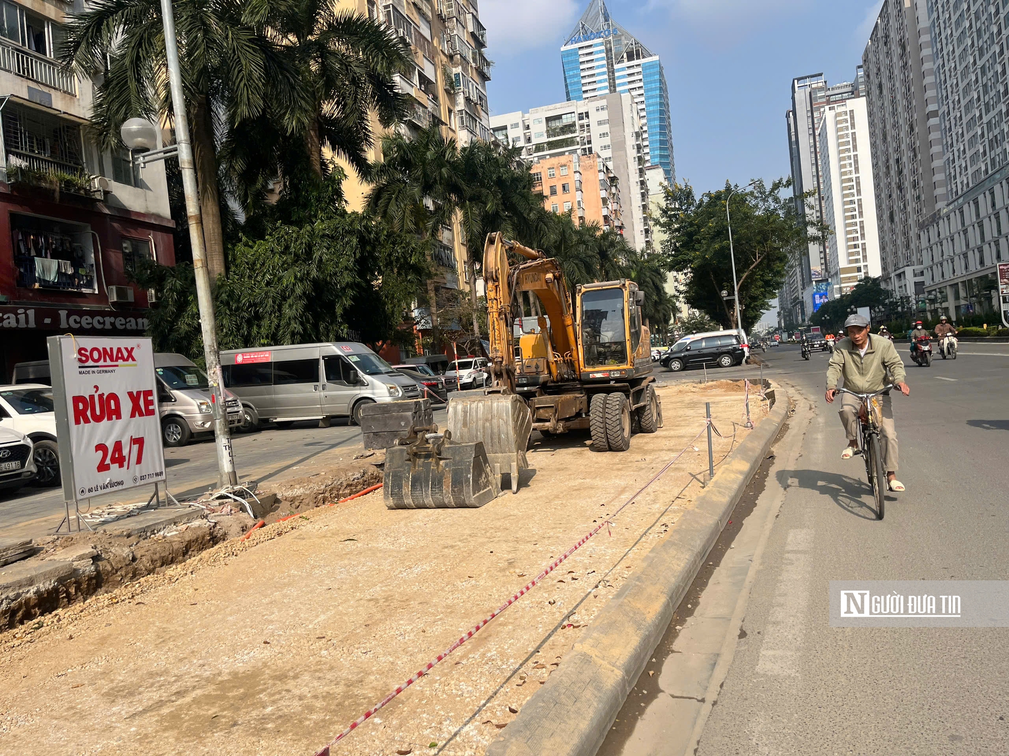 H&agrave; Nội x&eacute;n h&egrave;, chặt c&acirc;y giải &ldquo;điểm đen&rdquo; &ugrave;n tắc giao th&ocirc;ng- Ảnh 12.