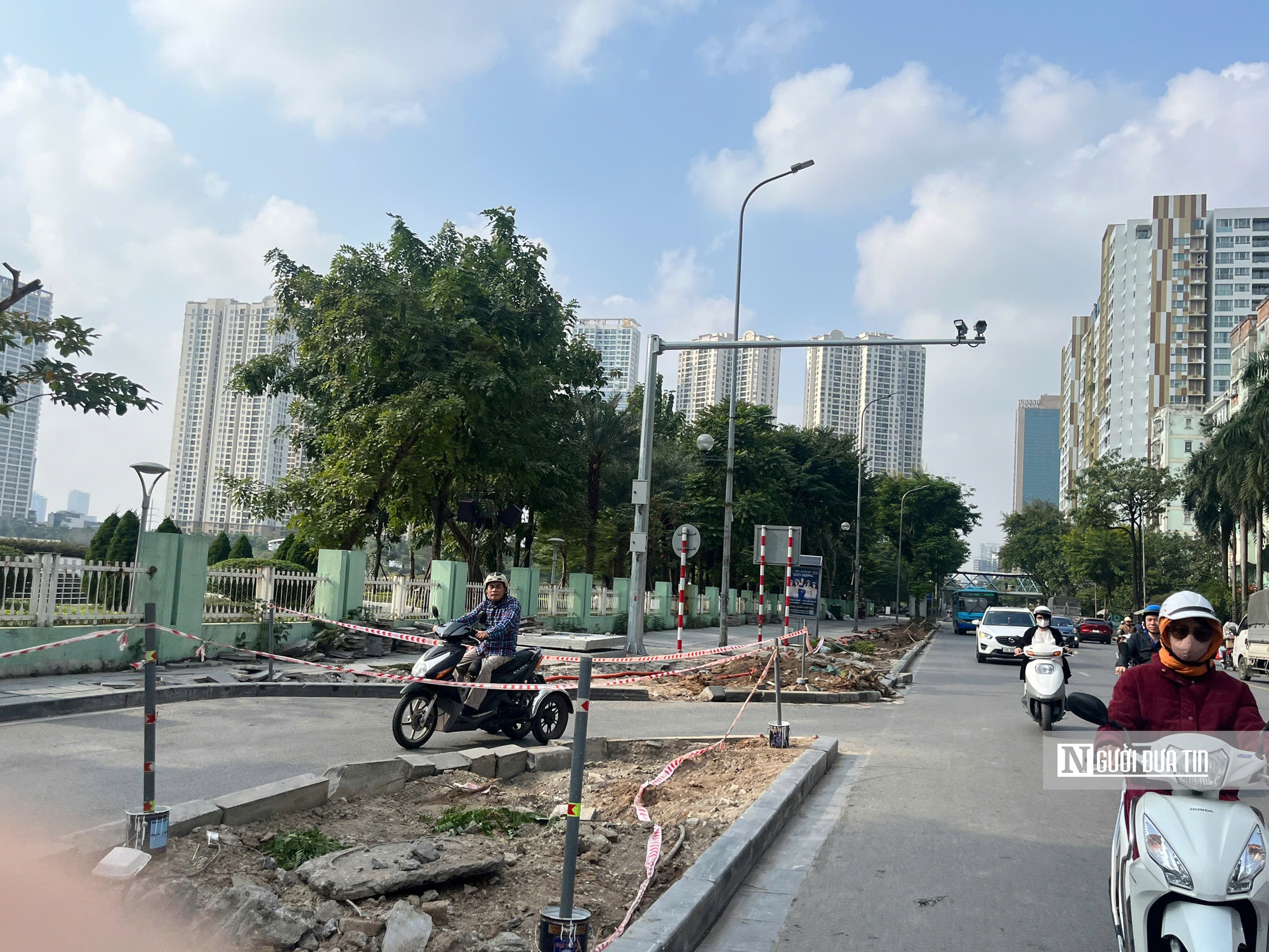 H&agrave; Nội x&eacute;n h&egrave;, chặt c&acirc;y giải &ldquo;điểm đen&rdquo; &ugrave;n tắc giao th&ocirc;ng- Ảnh 13.