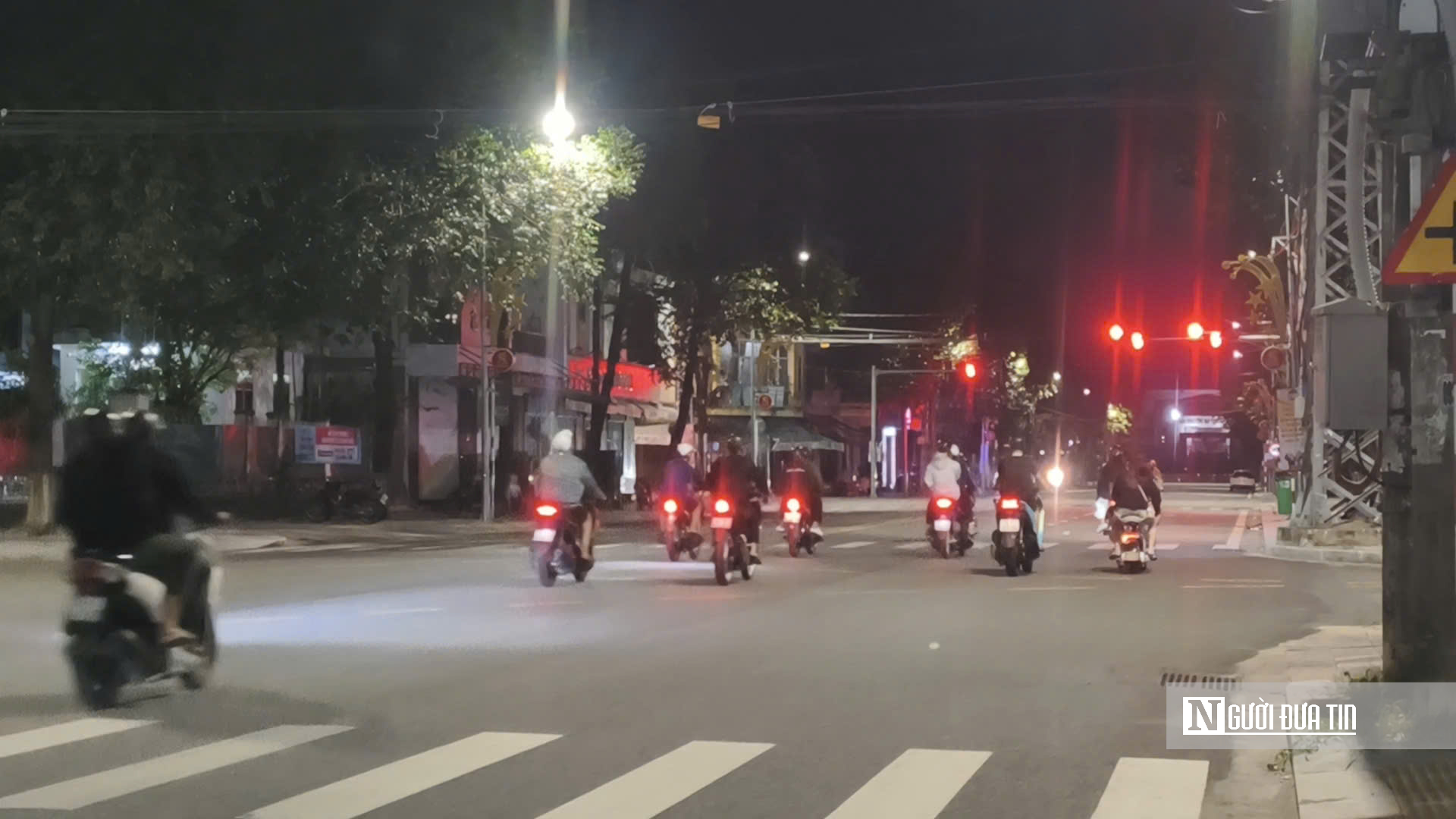 Quảng Ng&atilde;i: Tăng cường dẹp nạn "sửu nhi" ph&oacute;ng xe, mang hung kh&iacute; rượt đuổi nhau- Ảnh 1.