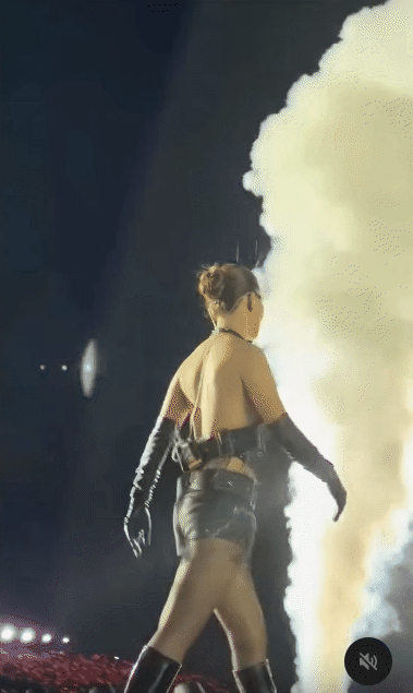 Nữ ca sĩ đ&igrave;nh đ&aacute;m khiến c&otilde;i mạng "dậy s&oacute;ng" với nhan sắc quyến rũ ở tuổi 36 - Ảnh 5.